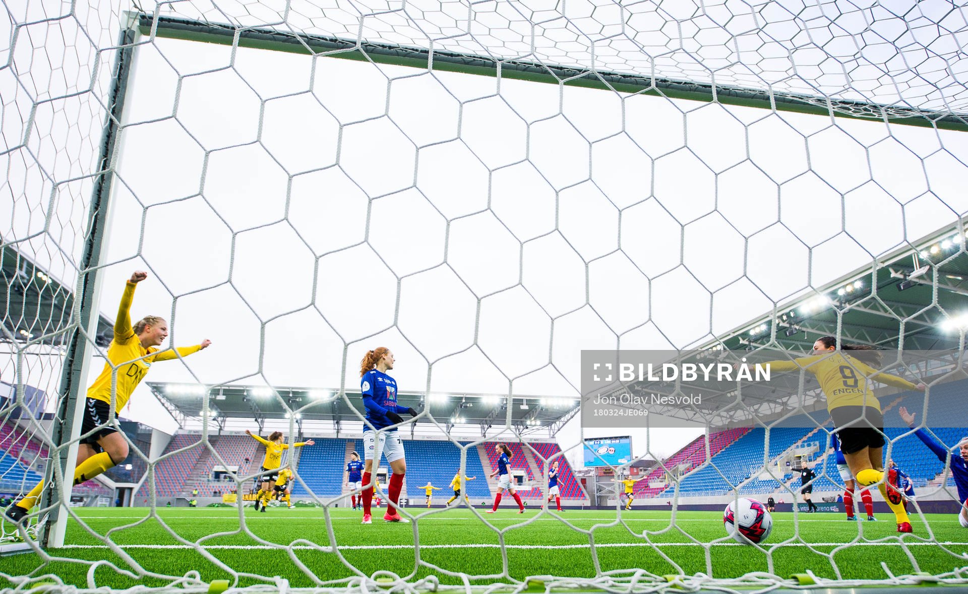 Ingrid Syrstad Engen of LSK Kvinner celebrates