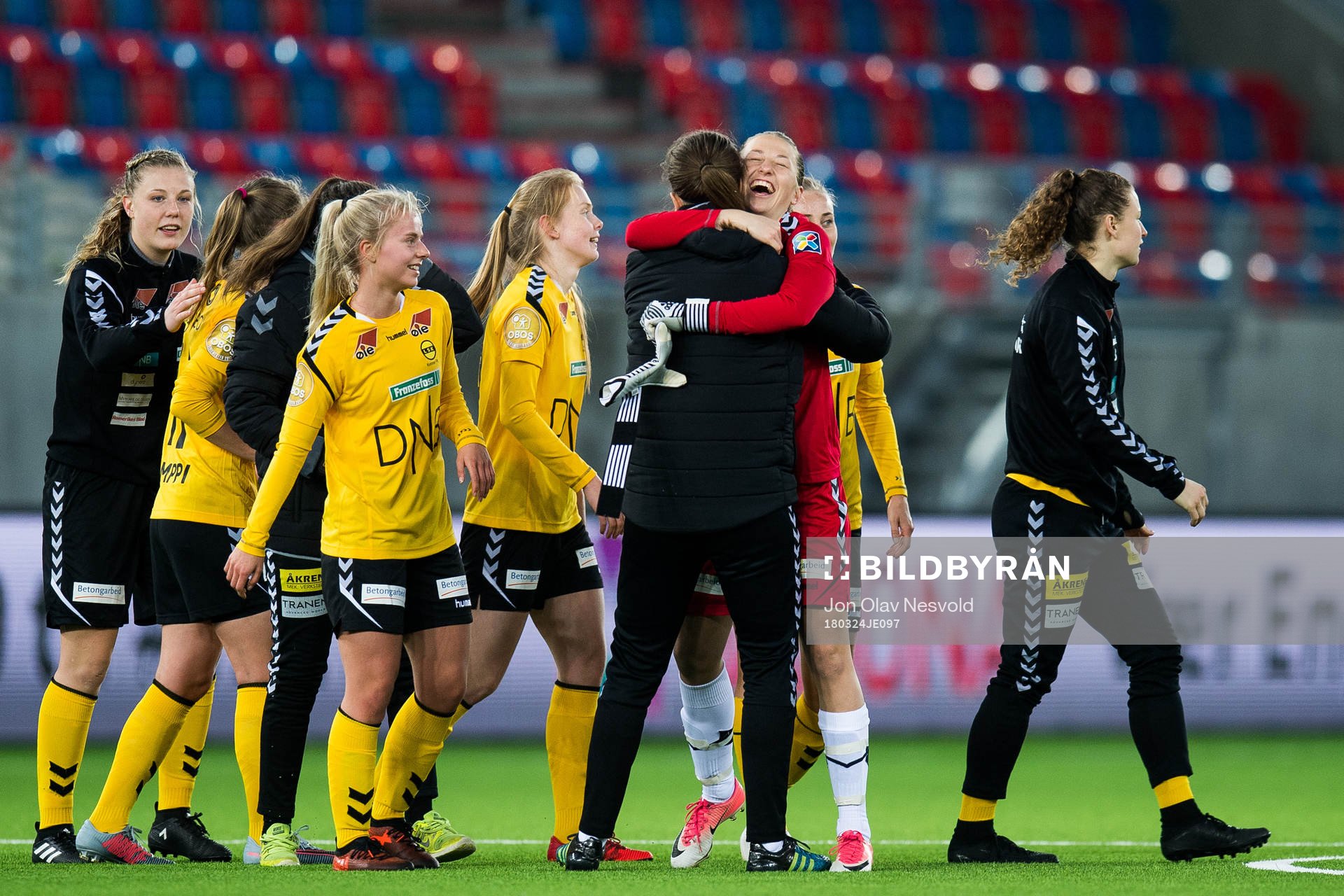 Goalkeeper Cecilie Fiskerstrand and the players of LSK