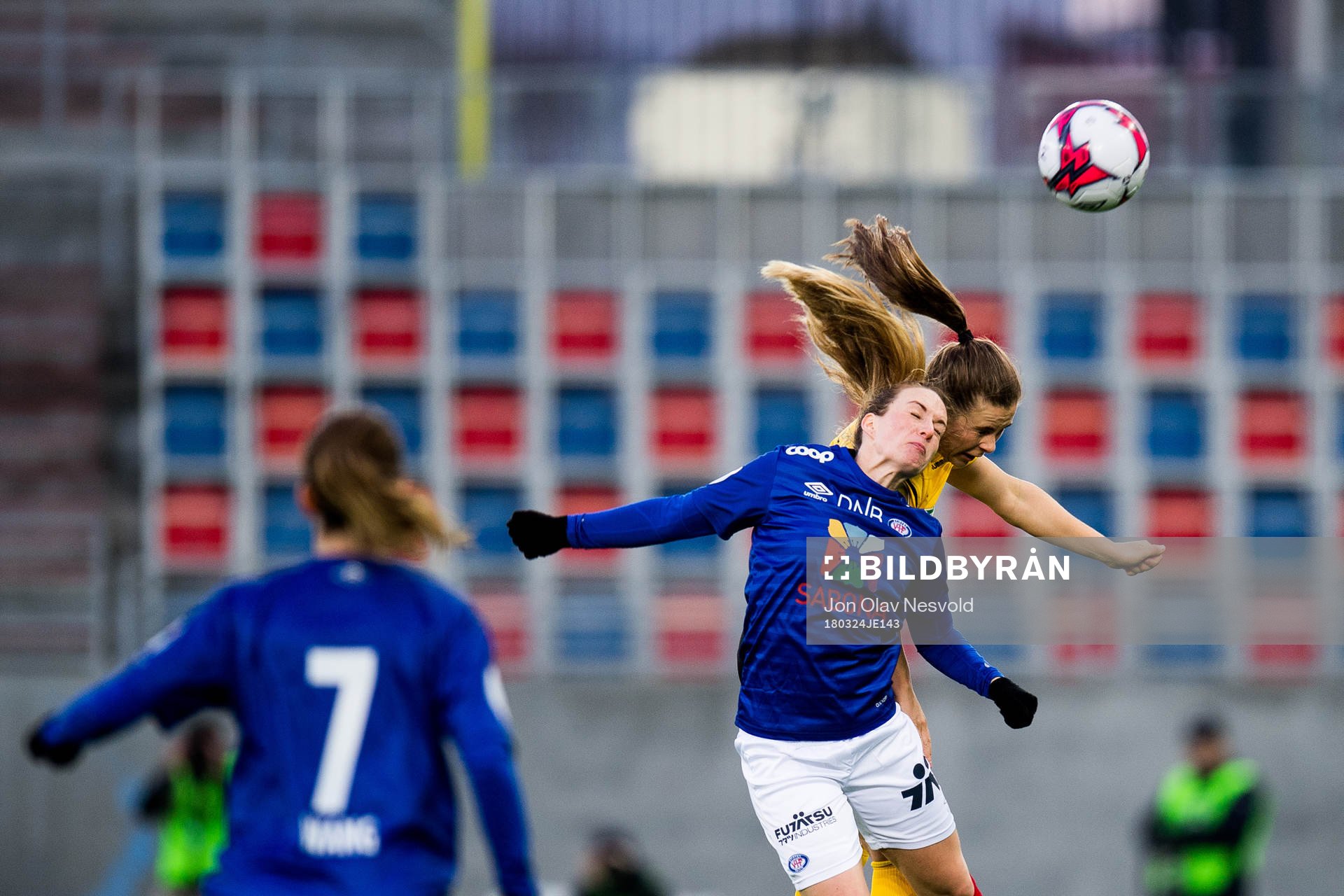 Ingrid Schjelderup of Vålerenga and Emilie Bosshard Haavi