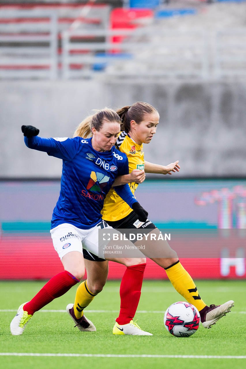 Ingrid Schjelderup of Vålerenga and Guro Reiten of LSK