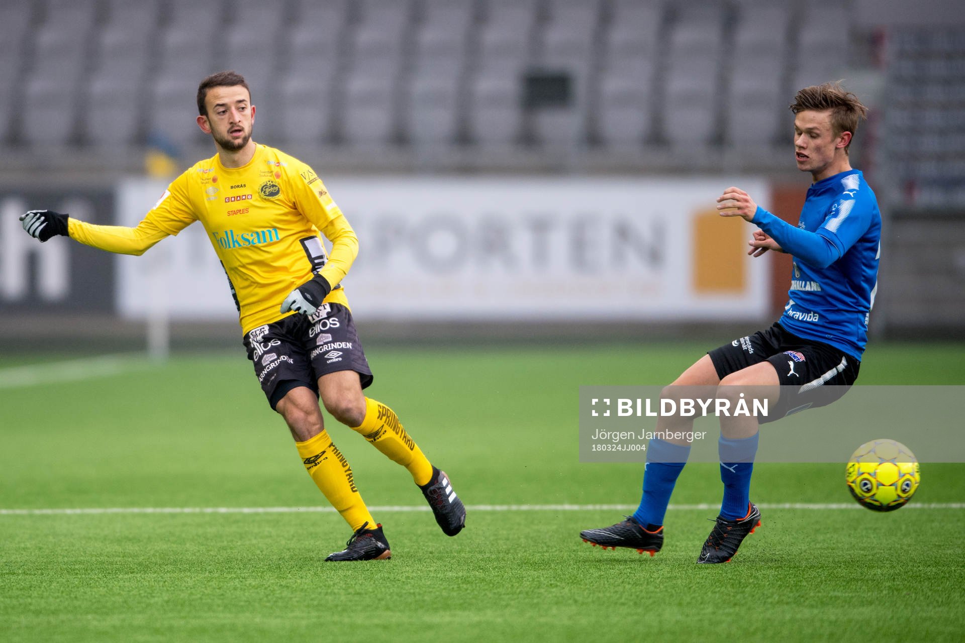 Elfsborgs Robert Gojani och Halmstads Oscar Petersson
