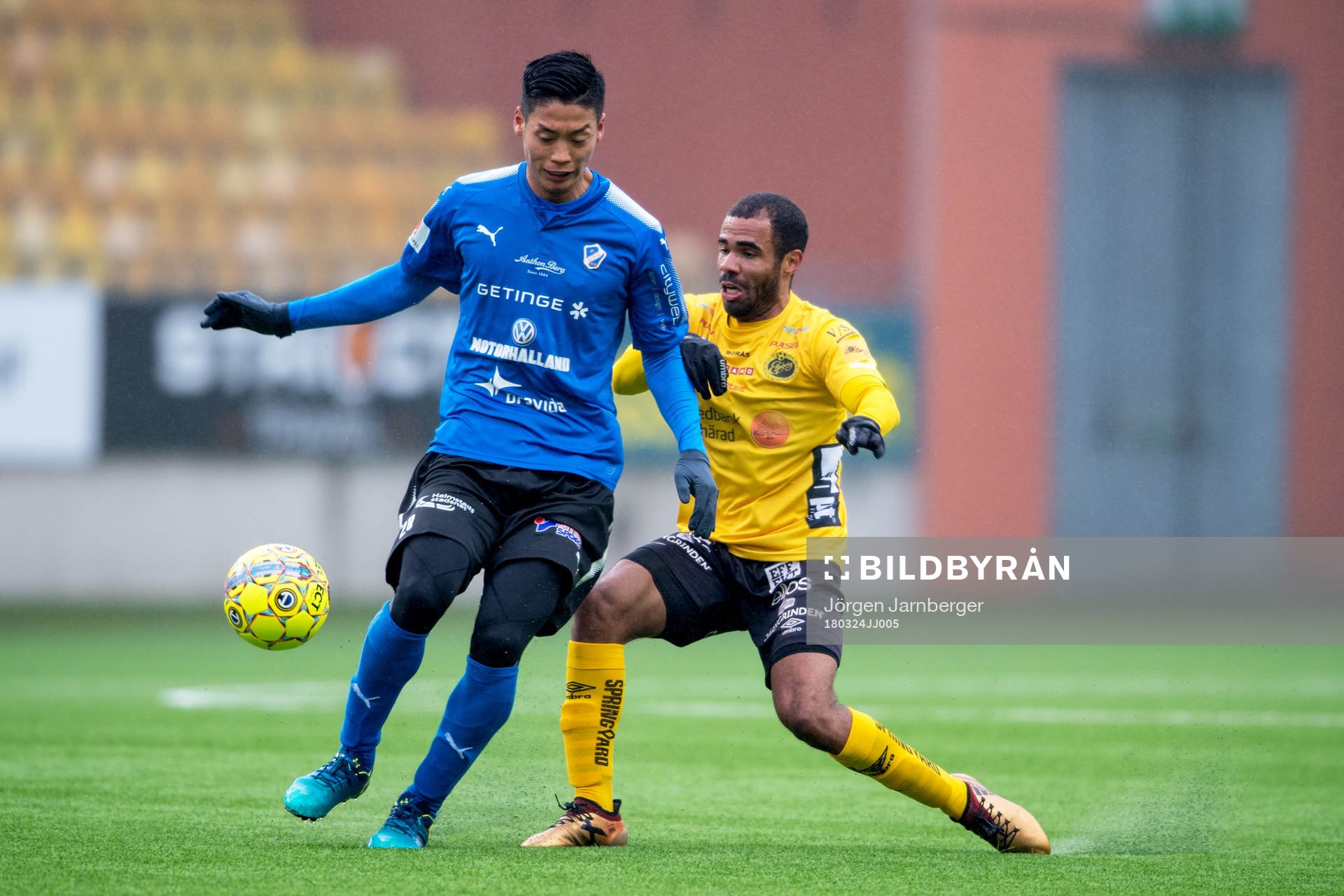 Halmstads Kosuke Kinoshita och Elfsborgs Alex Dyer