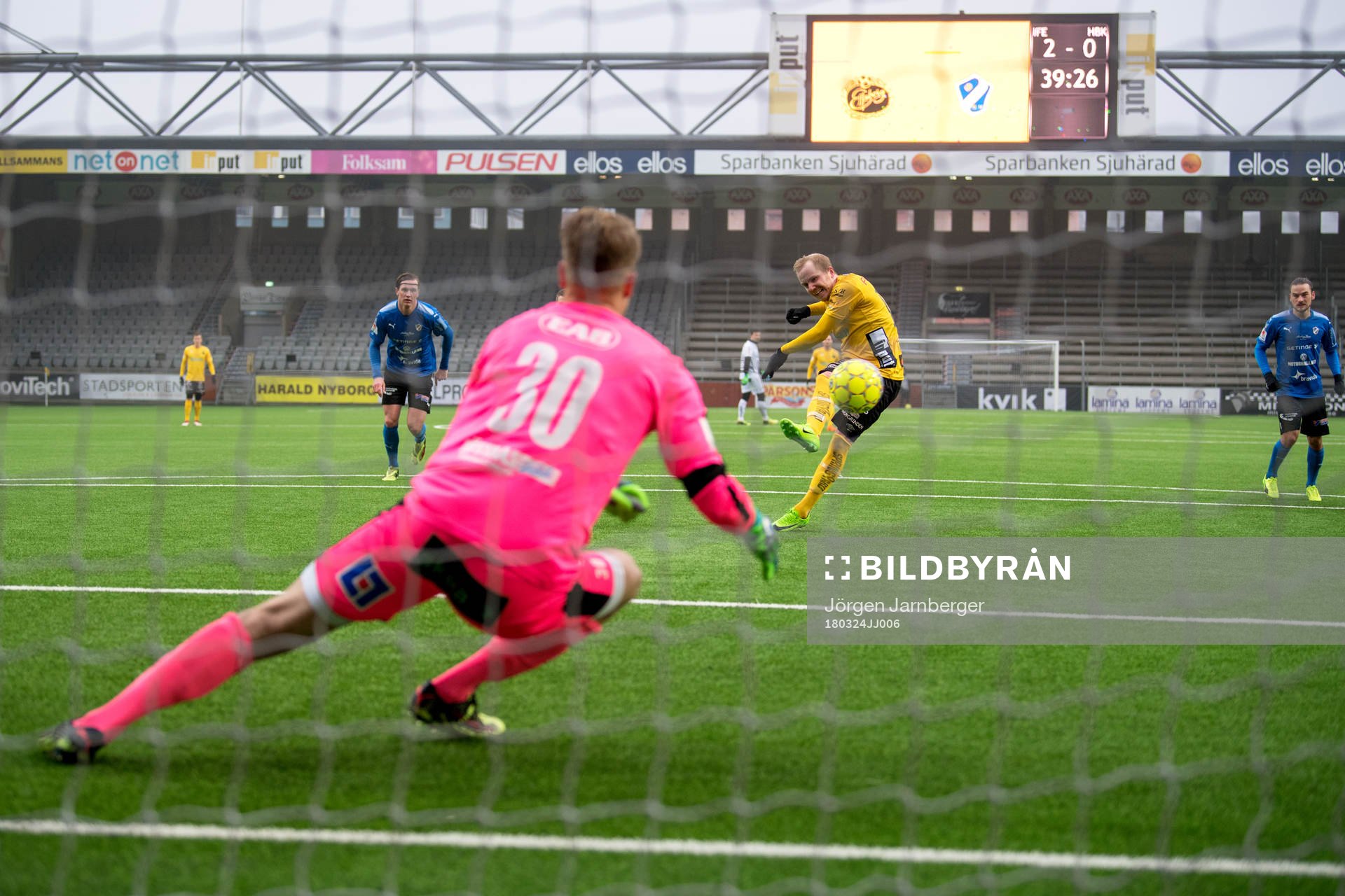 Elfsborgs Simon Lundevall gör 3-0 på straff bakom
