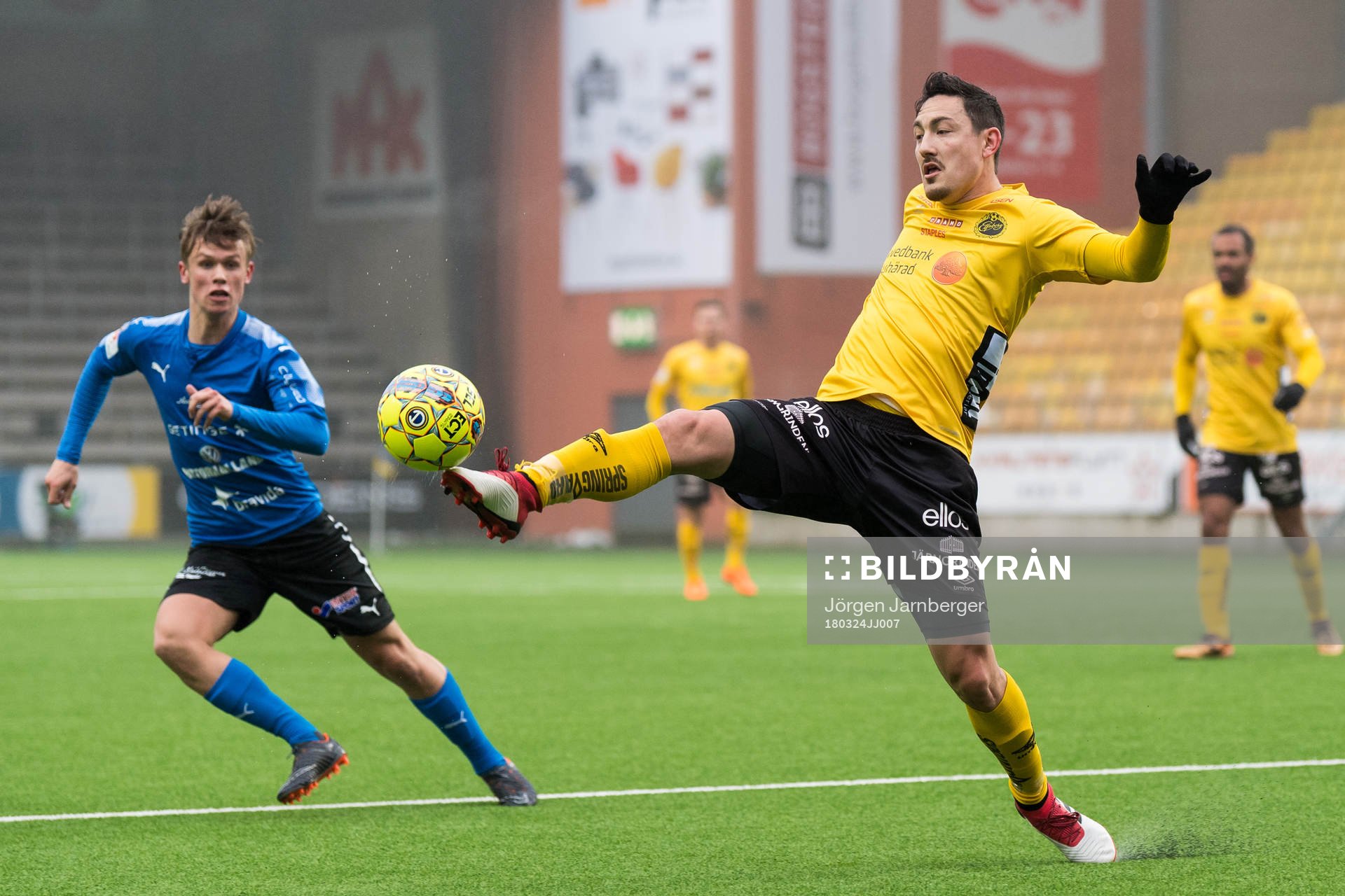 Elfsborgs Stefan Ishizaki och Halmstads Emil Tot Wikström