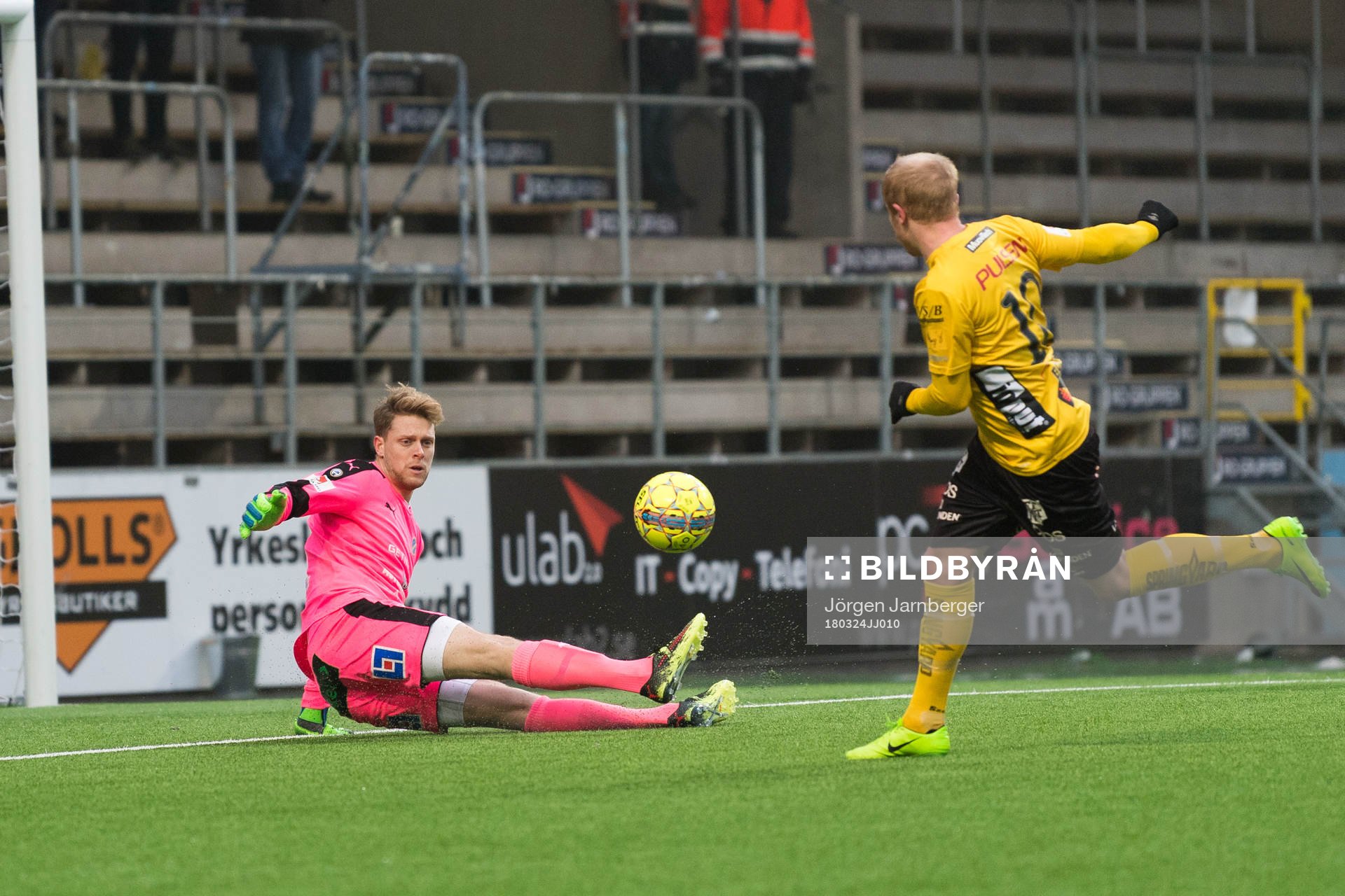 Halmstads målvakt Malkolm Nilsson räddar skott från