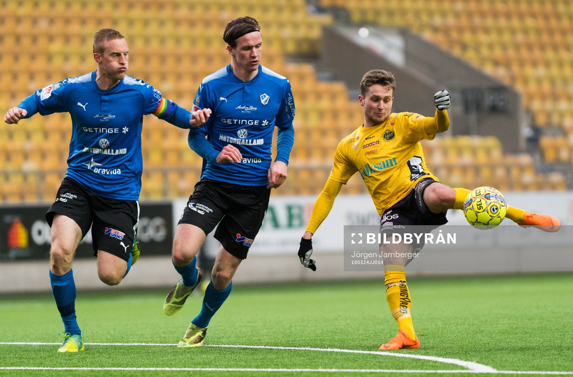Elfsborgs Adam Lundqvist och Halmstads Peter Larsson och