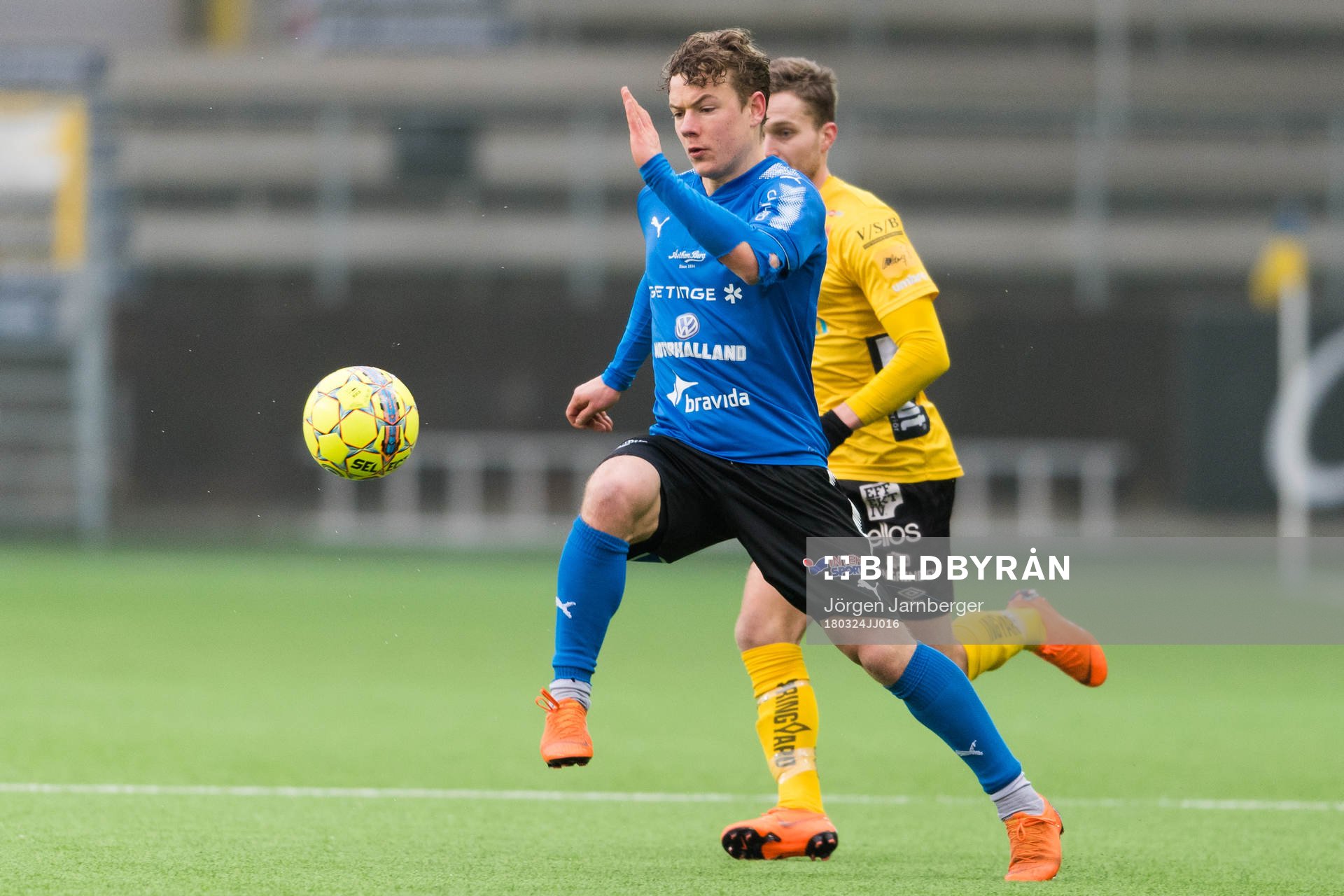 Halmstads Höskuldur Gunnlaugsson med Elfsborgs Adam