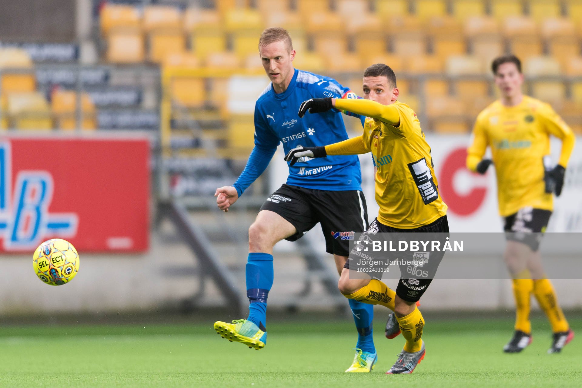 Elfsborgs Arian Kabashi och Halmstads Peter Larsson
