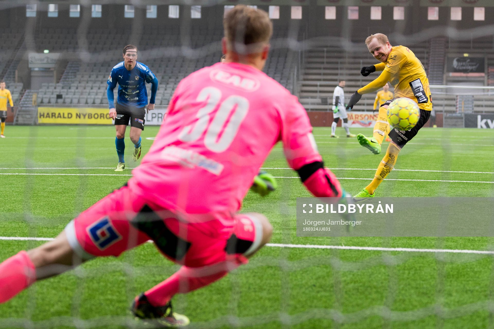 Elfsborgs Simon Lundevall gör mål på straff under träningsmatchen i fotboll mellan Elfsborg och Halmstad den 24 mars 2018 i Borås.