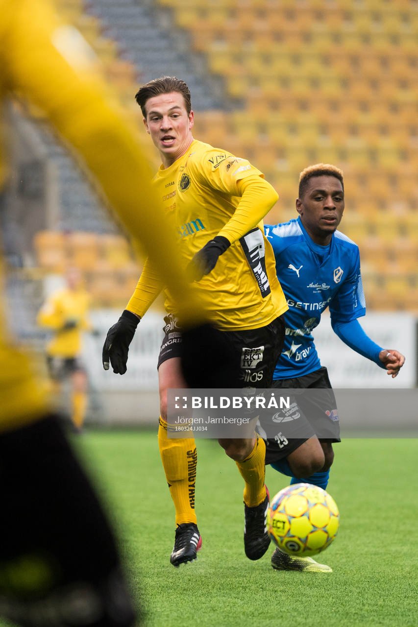 Elfsborgs Simon Olsson och Halmstads Dida Rashidi
