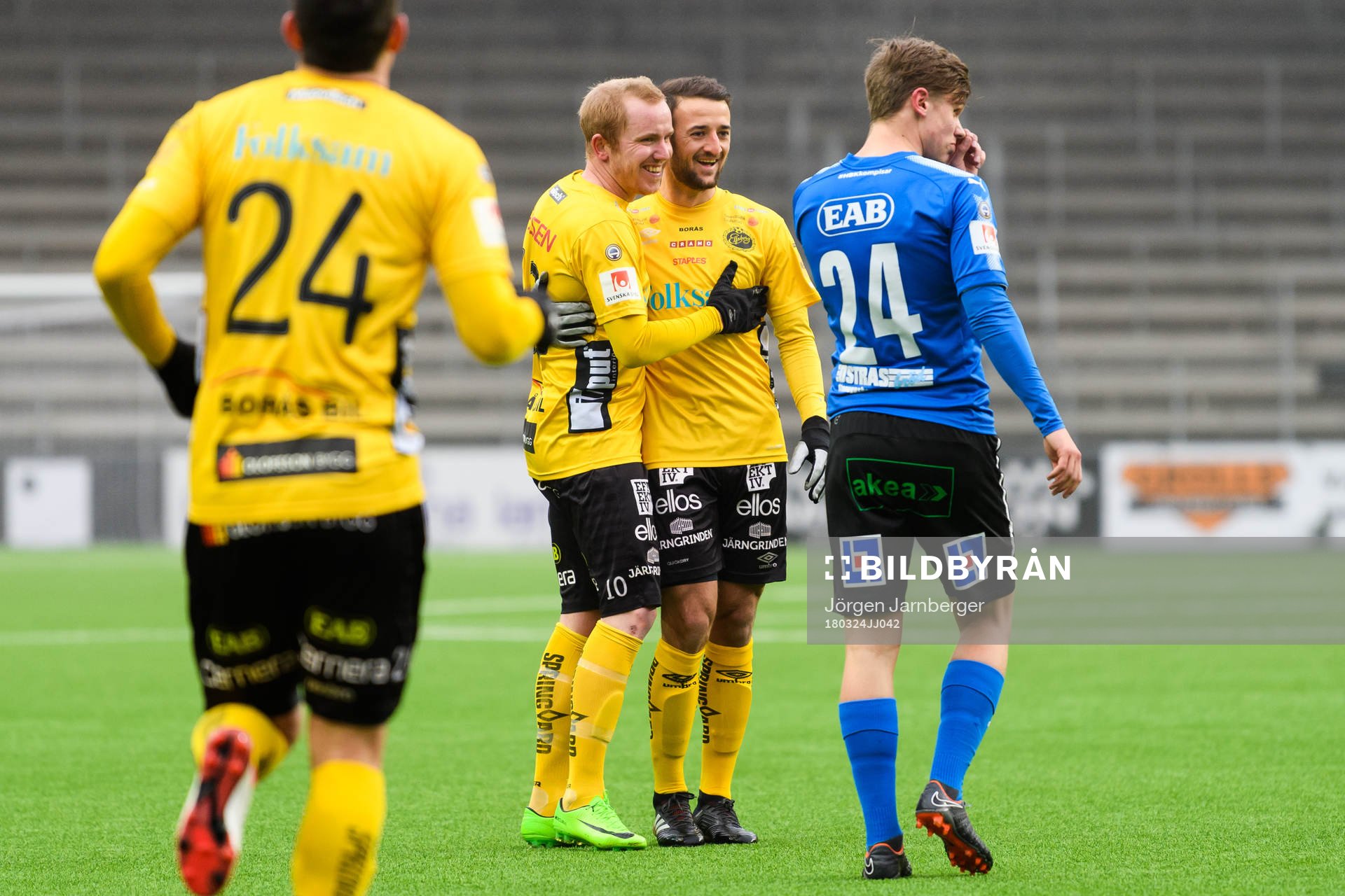 Elfsborgs Simon Lundevall klappas om av Robert Gojani