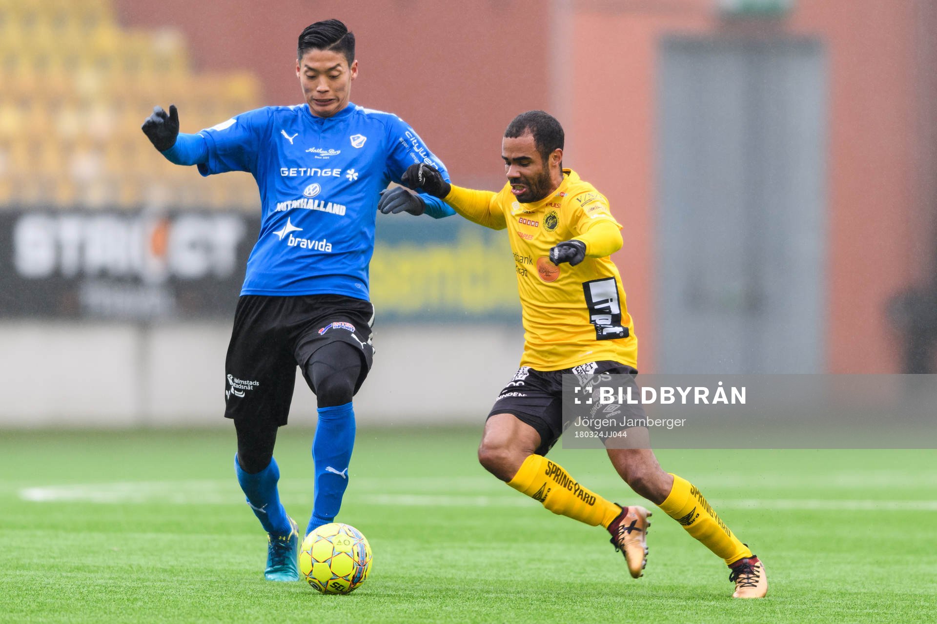 Halmstads Kosuke Kinoshita och Elfsborgs Alex Dyer