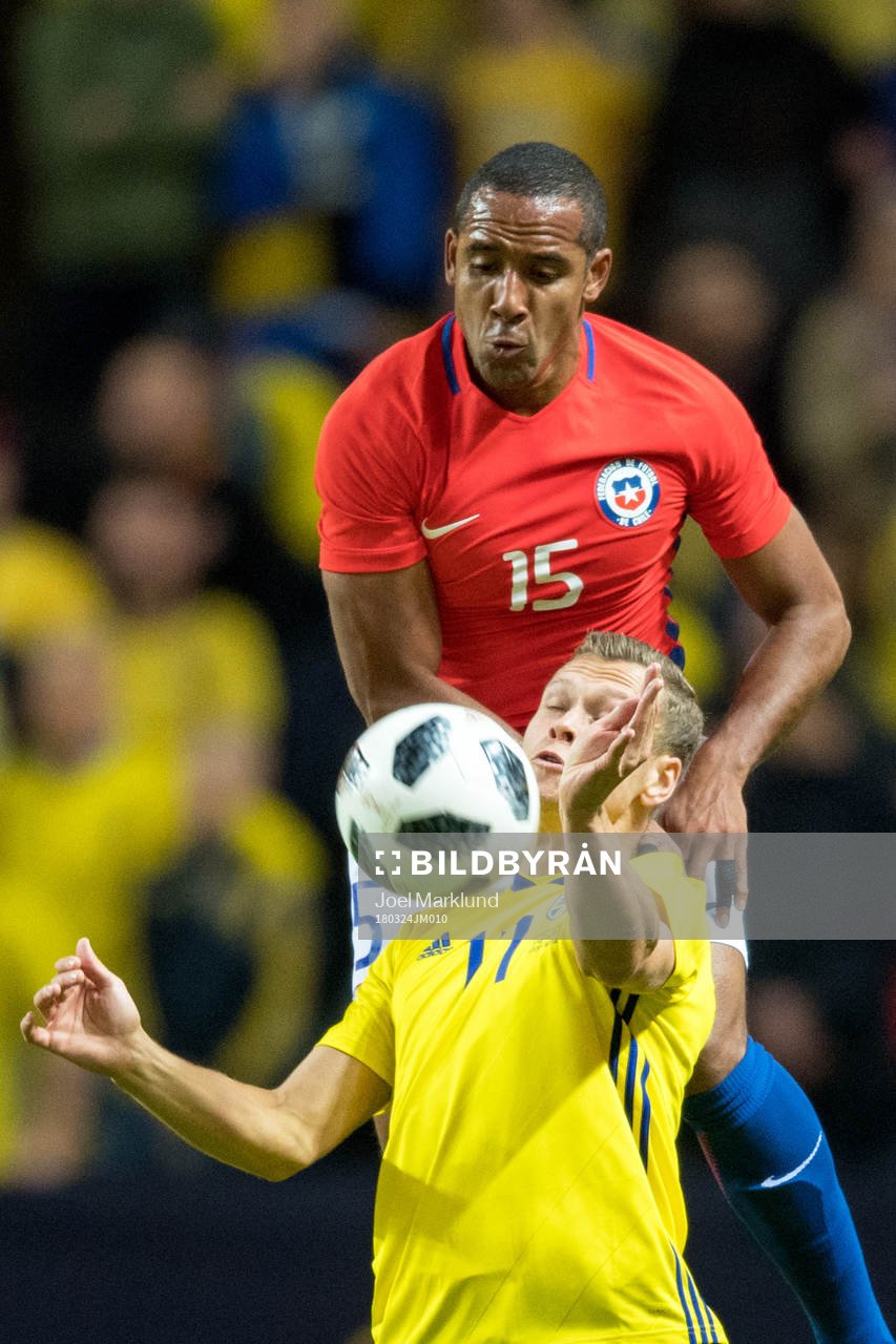 Sveriges Viktor Claesson och Chiles Jean Beausejour