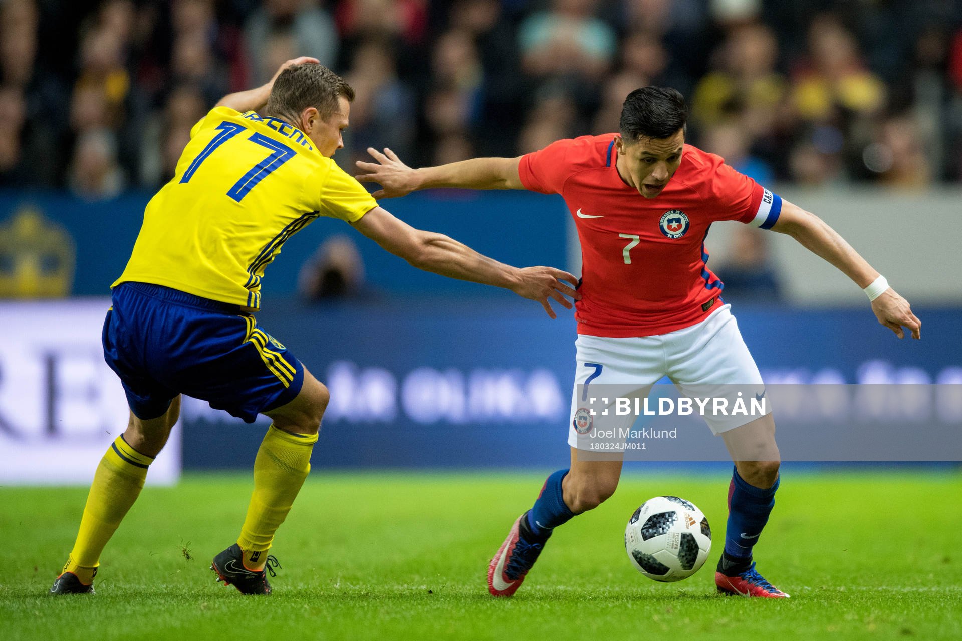 Sveriges Viktor Claesson och Chiles Alexis Sanchez