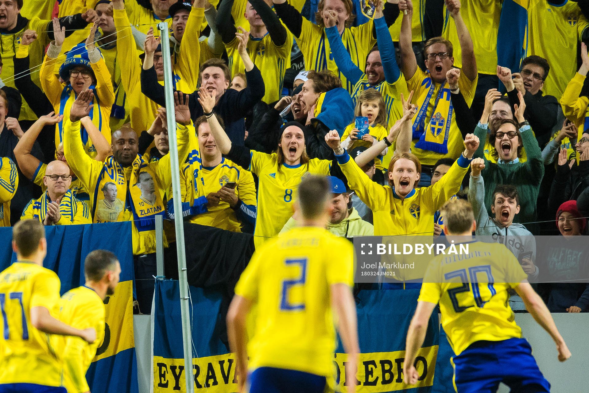 Sveriges Ola Toivonen jublar framför svenska fans