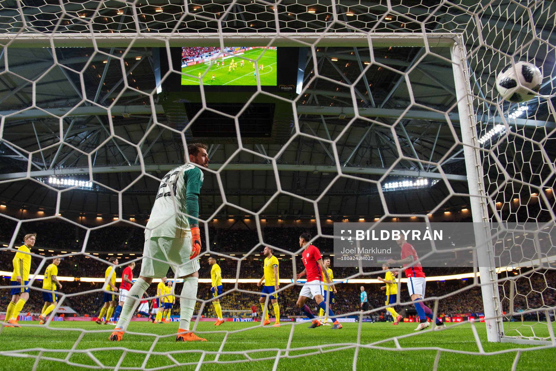 Sveriges målvakt Kristoffer Nordfeldt ser 0-1-bollen från