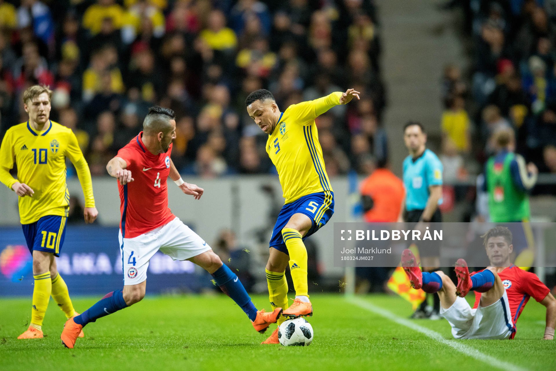 Chiles Mauricio Isla och Angelo Sagal och Sveriges Emil Forsberg och Martin Olsson under träningslandskampen i fotboll mellan Sverige och Chile den 24 mars 2018 i Stockholm.