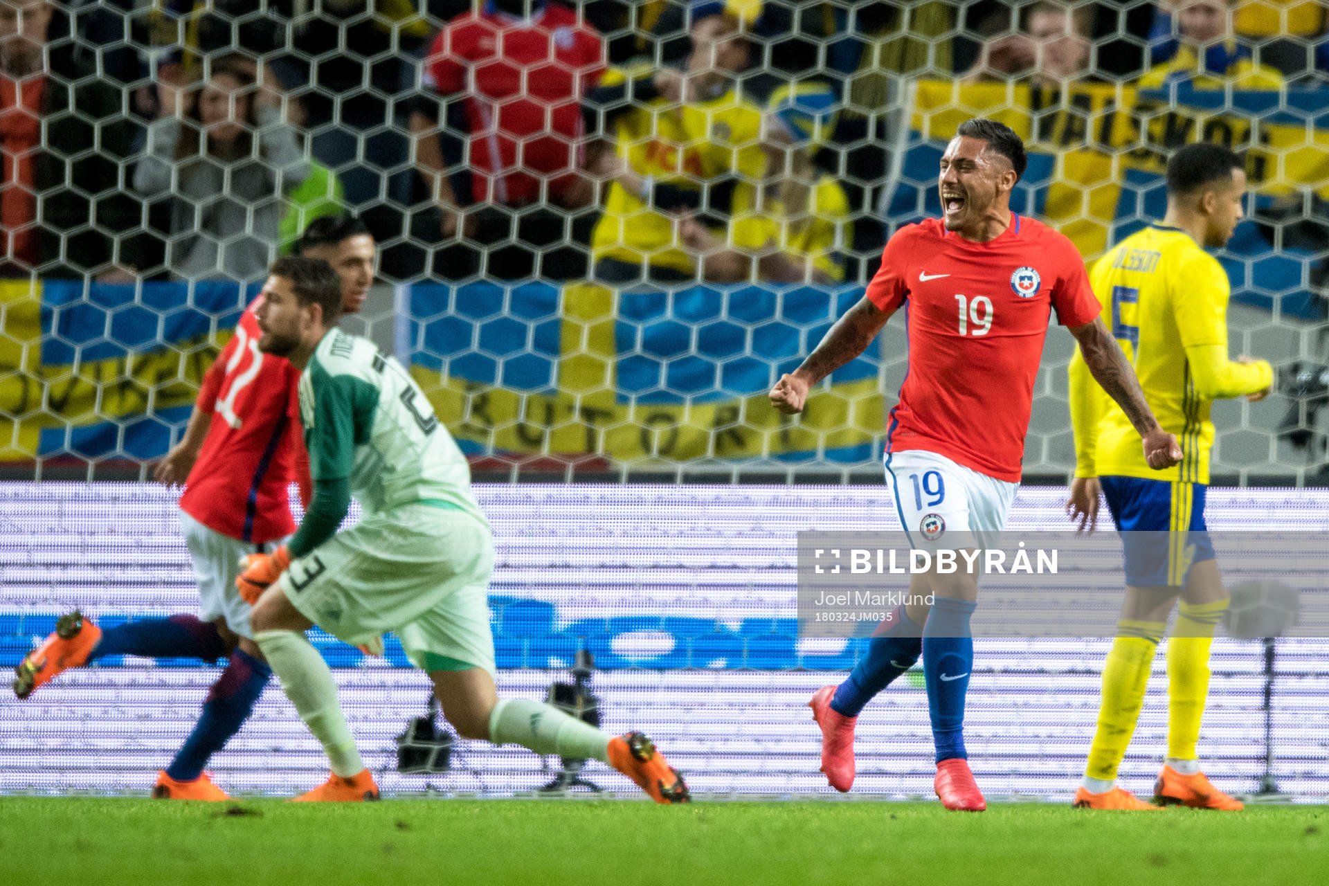 Chiles Marcos Bolados jublar efter 1-2 under träningslandskampen i fotboll mellan Sverige och Chile den 24 mars 2018 i Stockholm.