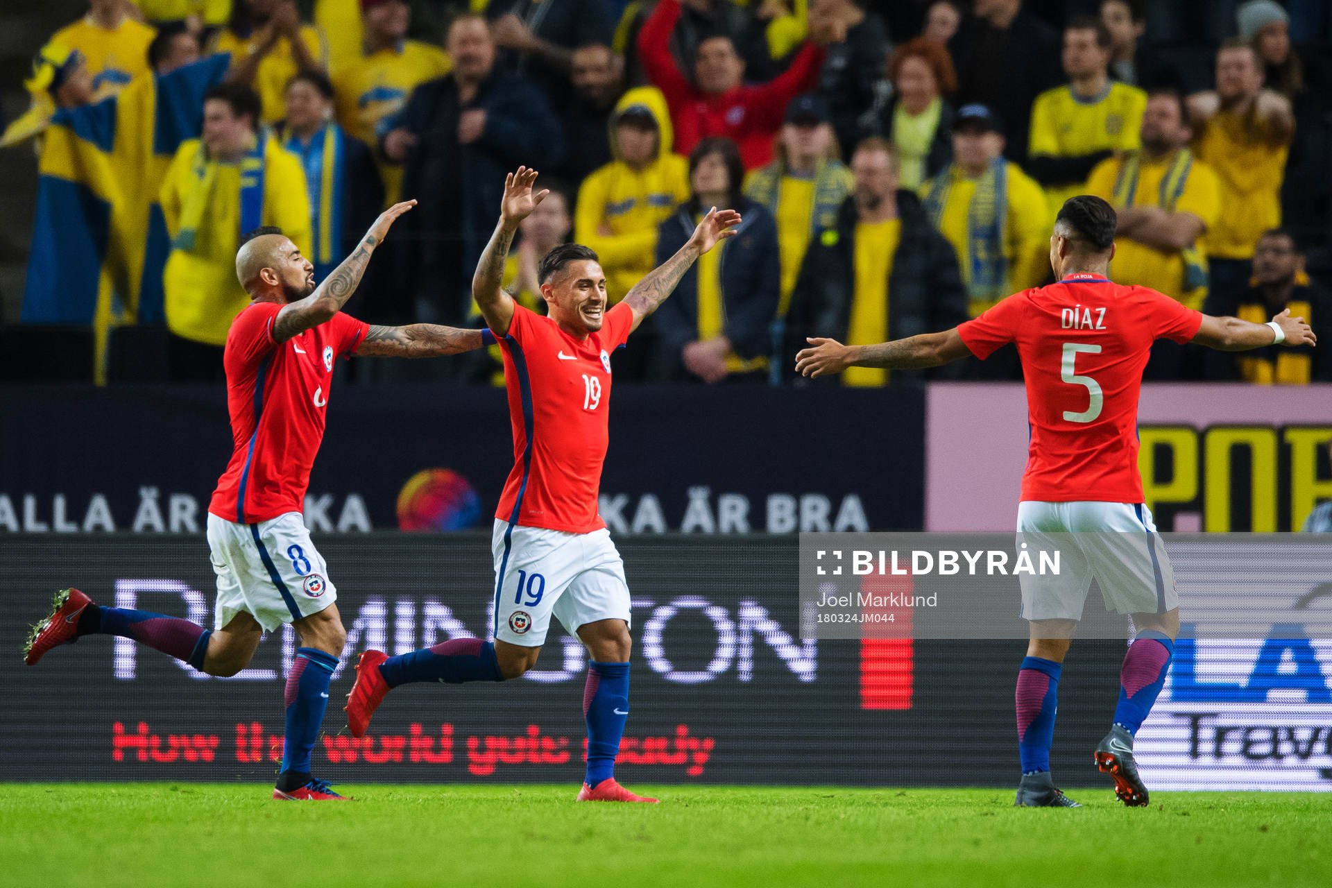 Chiles Arturo Vidal, Marcos Bolados och Paulo Diaz jublar