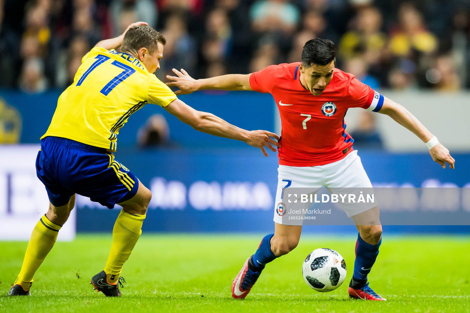 Sveriges Viktor Claesson och Alexis Sanchez