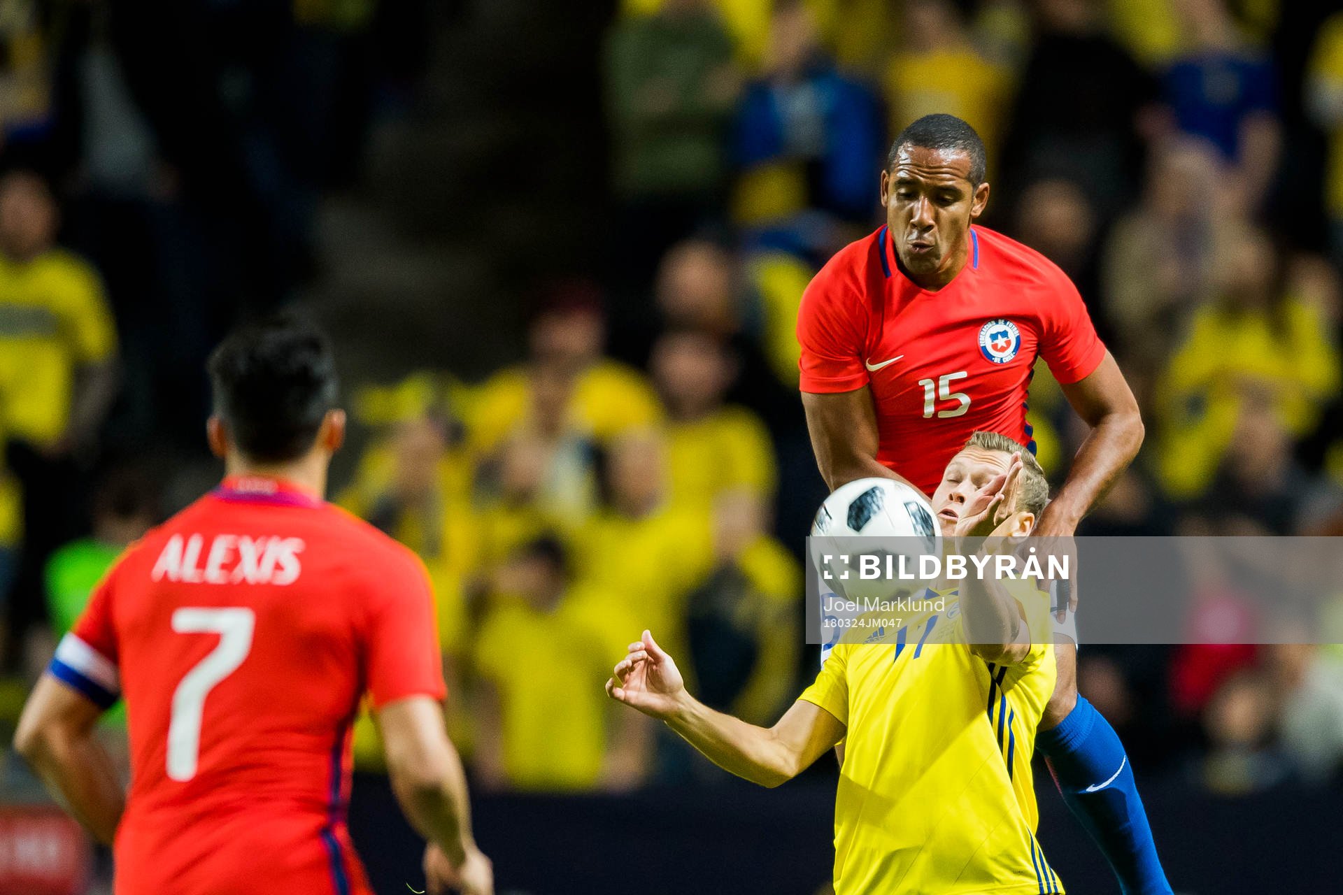 Sveriges Viktor Claesson och Chiles Jean Beausejour