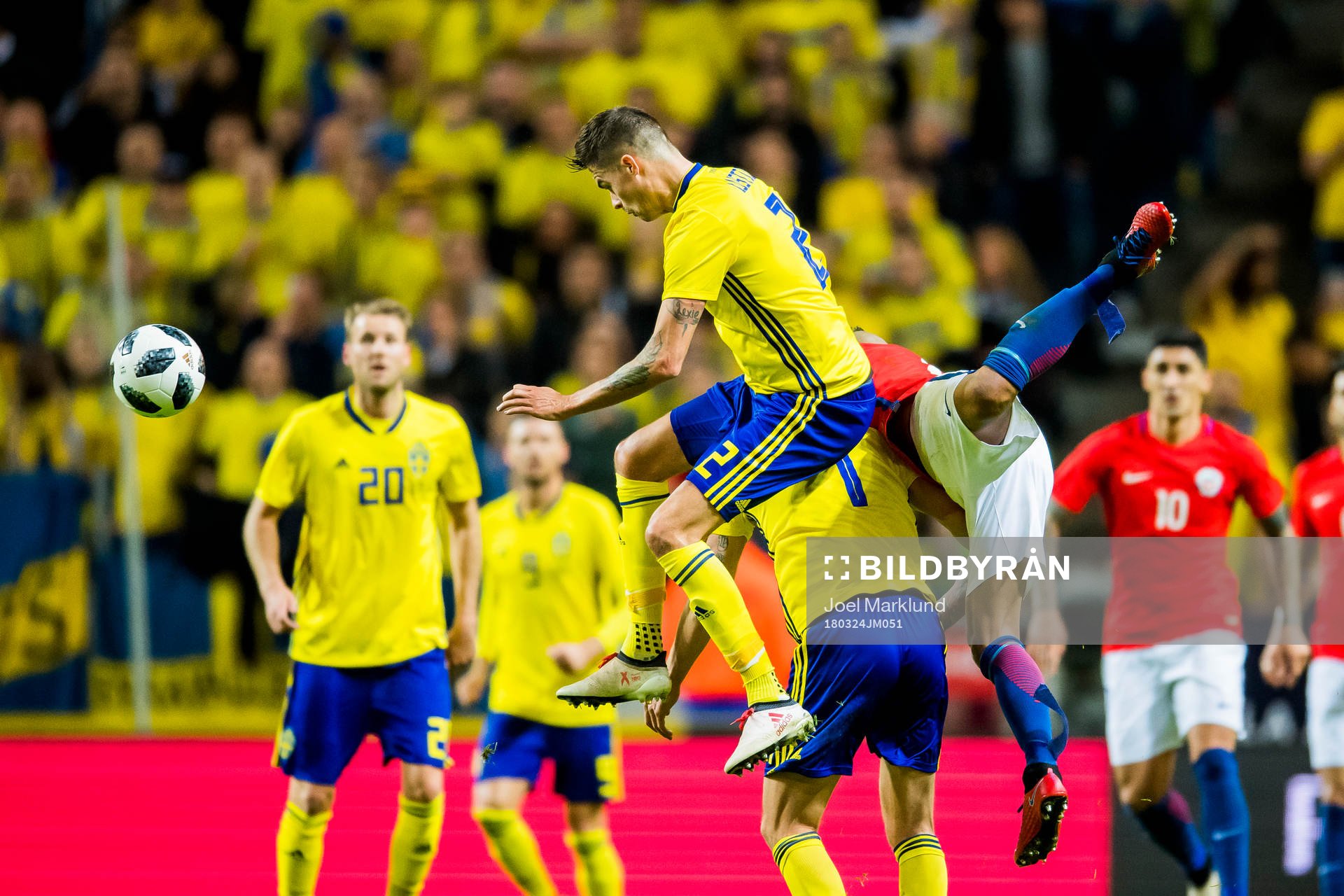 Sveriges Mikael Lustig och Chiles Arturo Vidal
