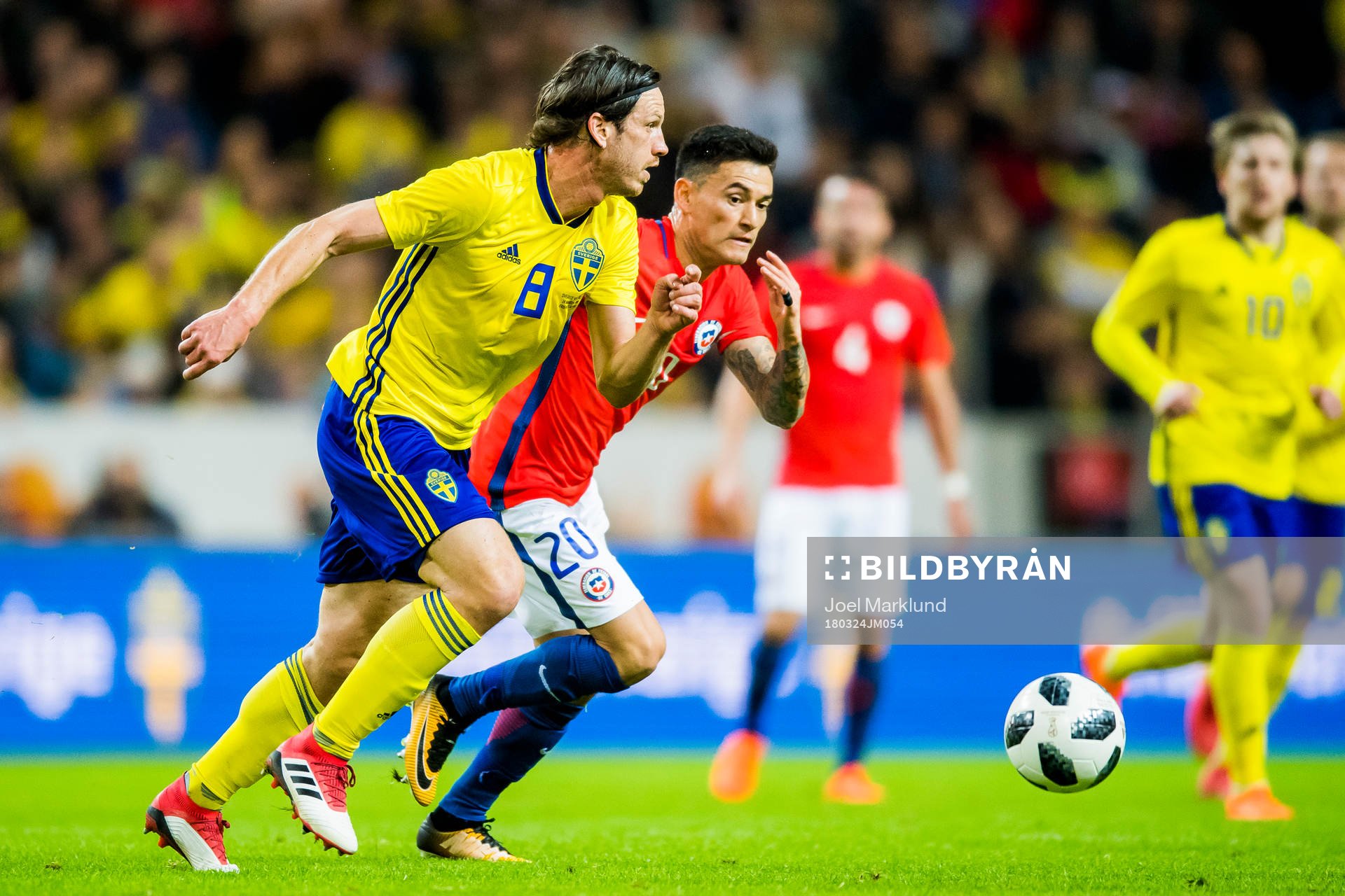 Sveriges Gustav Svensson och Chiles Charles Aranguiz