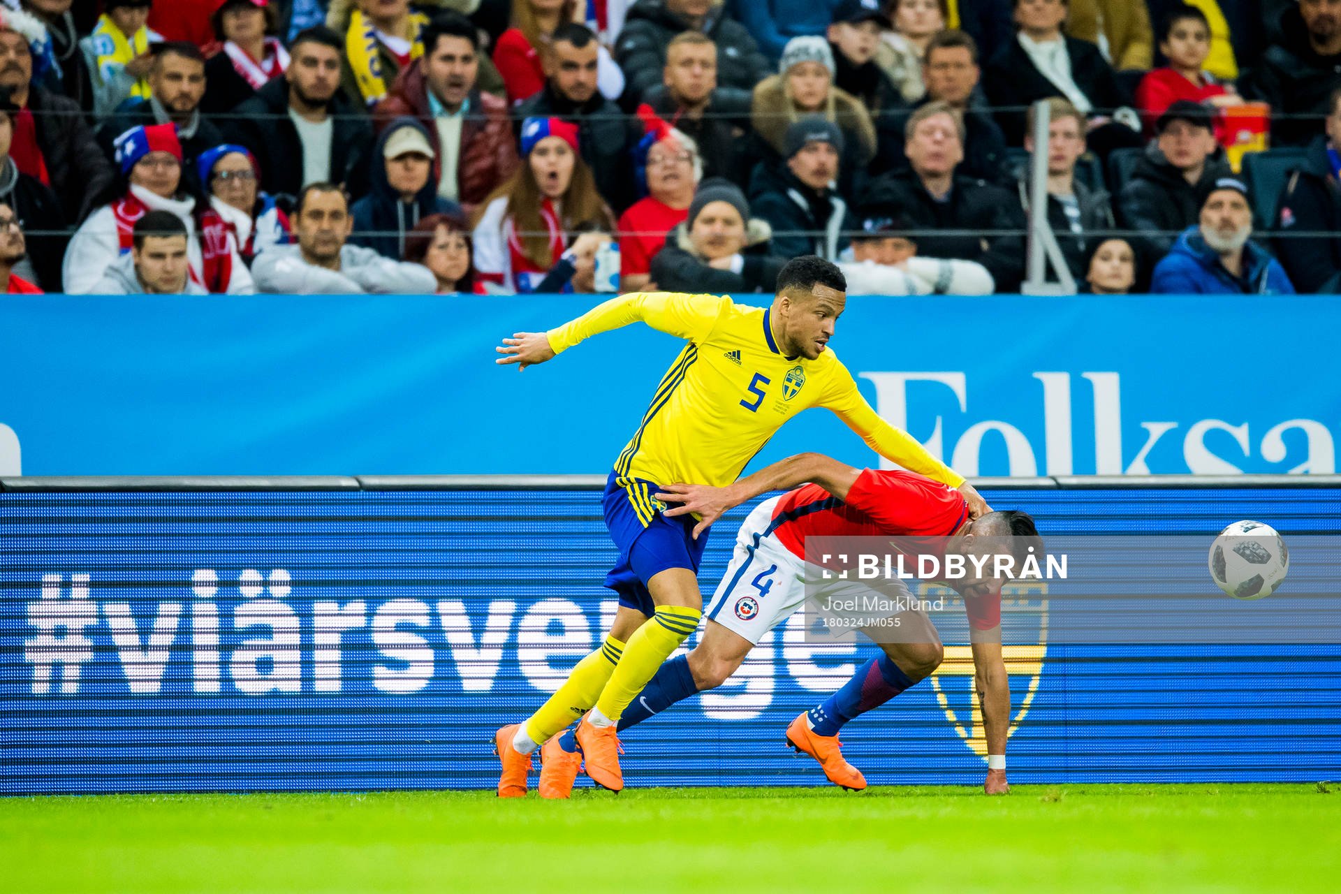Sveriges Martin Olsson och Chiles Mauricio Isla