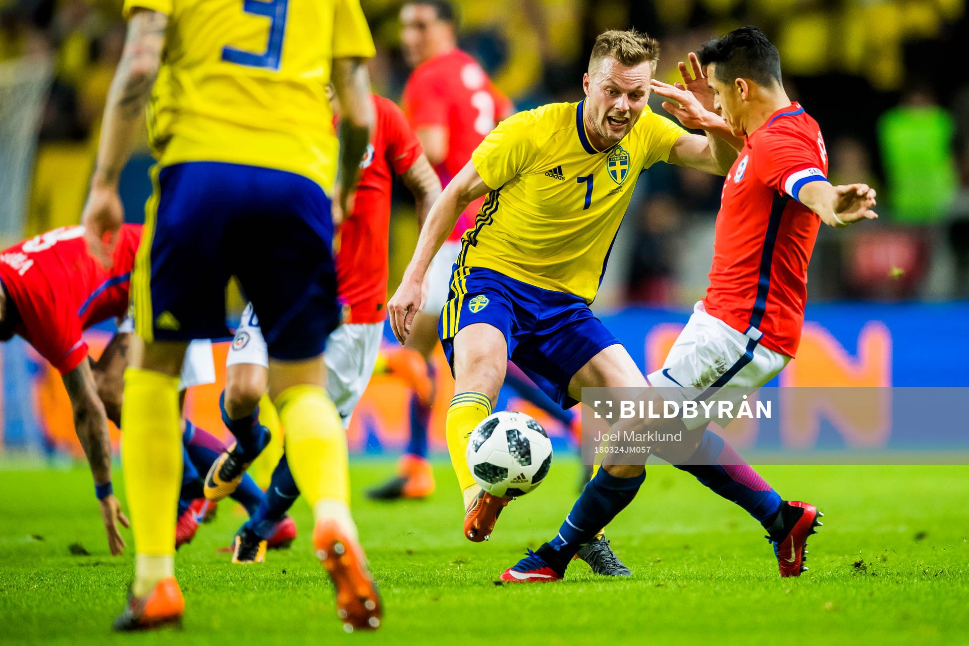 Sveriges Sebastian Larsson och Chiles Alexis Sanchez