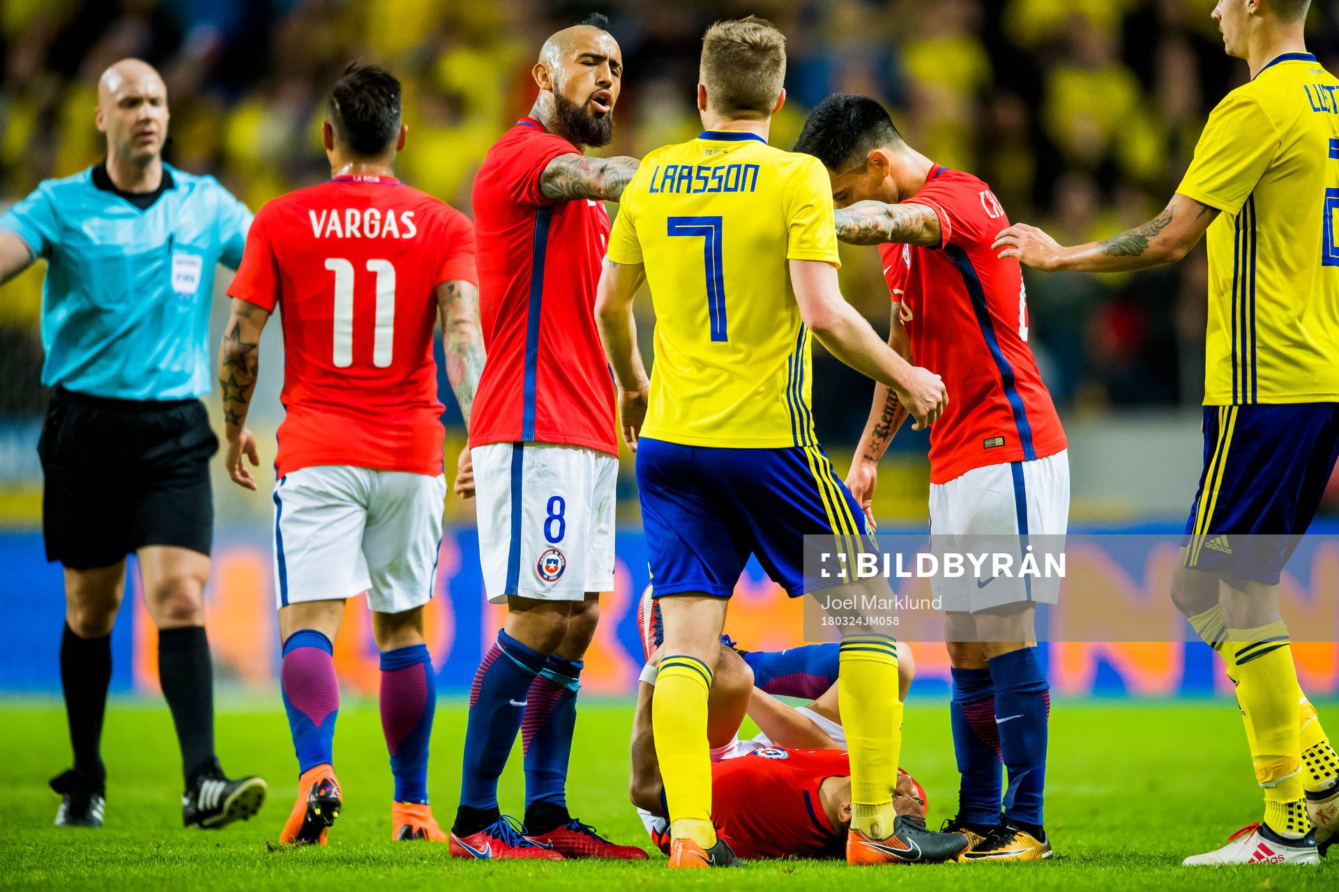 Chiles Arturo Vidal bråkar med Sveriges Sebastian Larsson