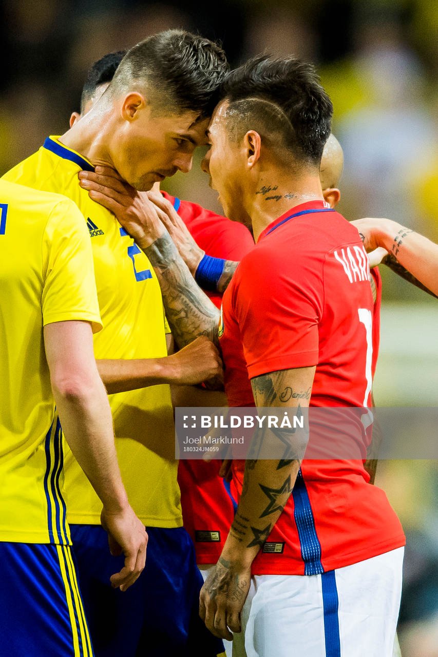 Sveriges Mikael Lustig och Chiles Eduardo Vargas