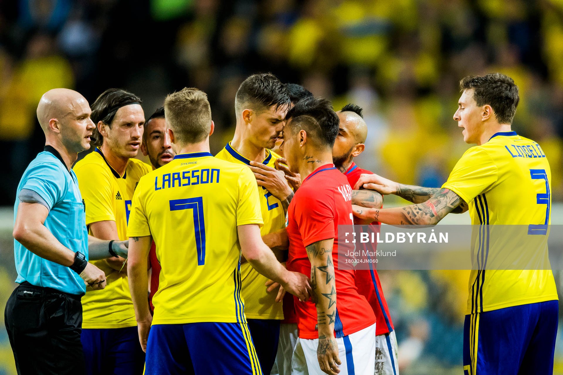 Sveriges Mikael Lustig och Chiles Eduardo Vargas