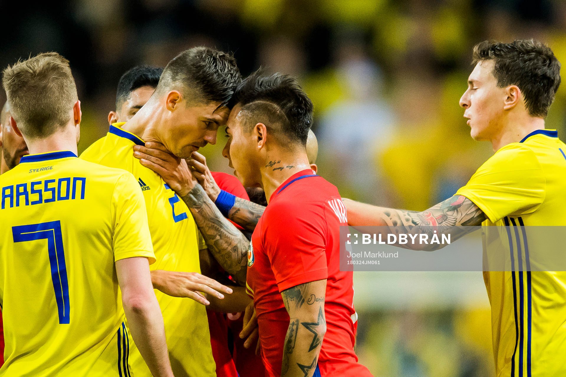 Sveriges Mikael Lustig och Chiles Eduardo Vargas