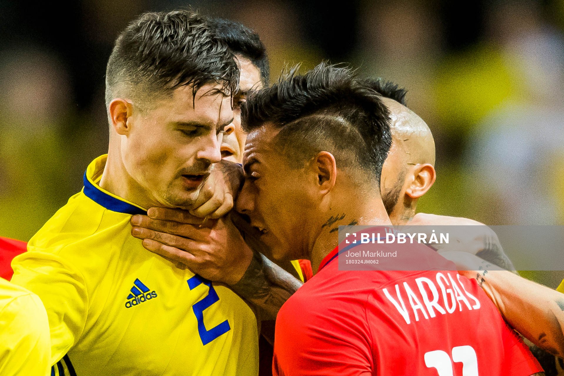Sveriges Mikael Lustig och Chiles Eduardo Vargas
