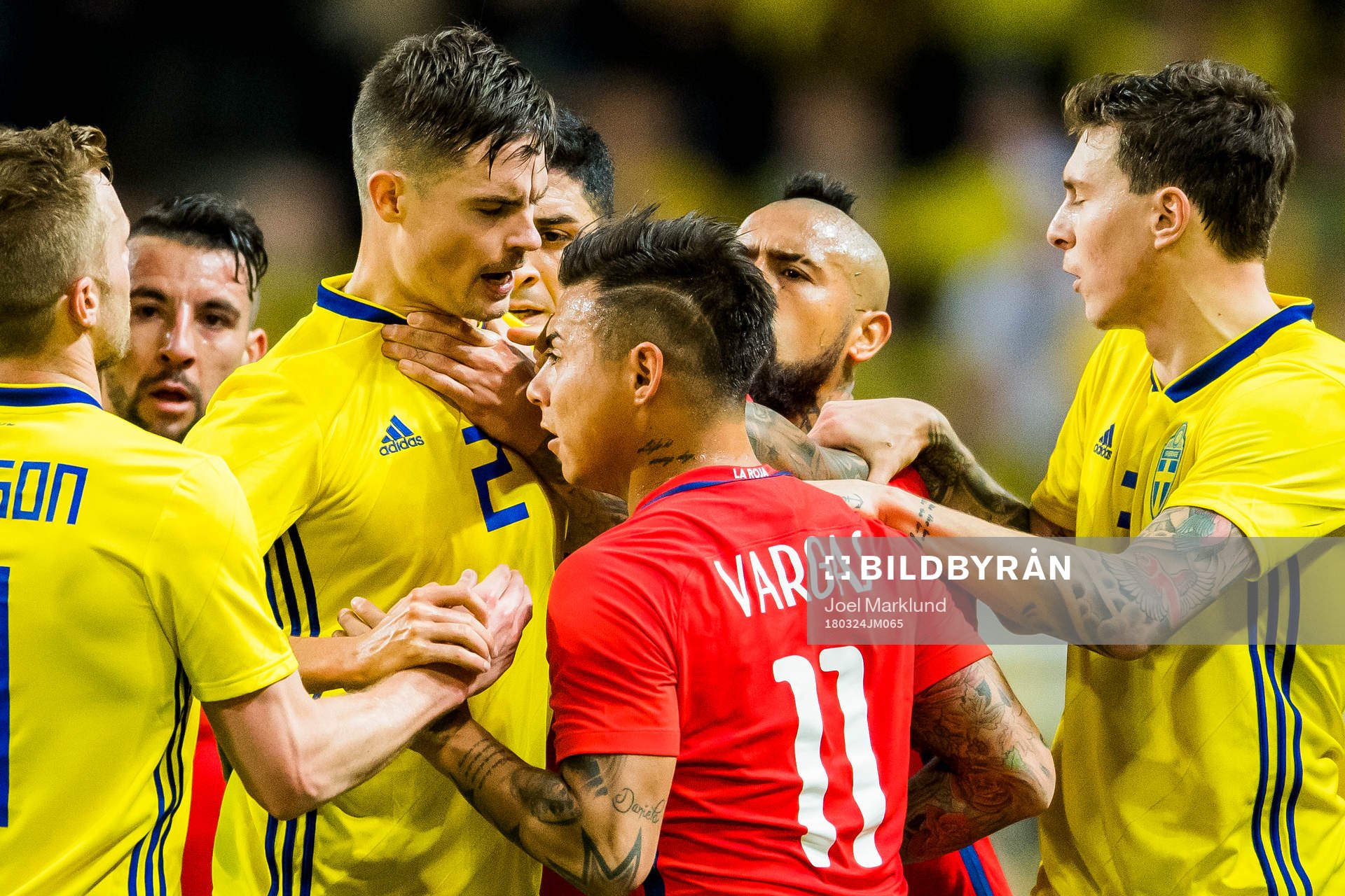 Sveriges Mikael Lustig och Chiles Eduardo Vargas
