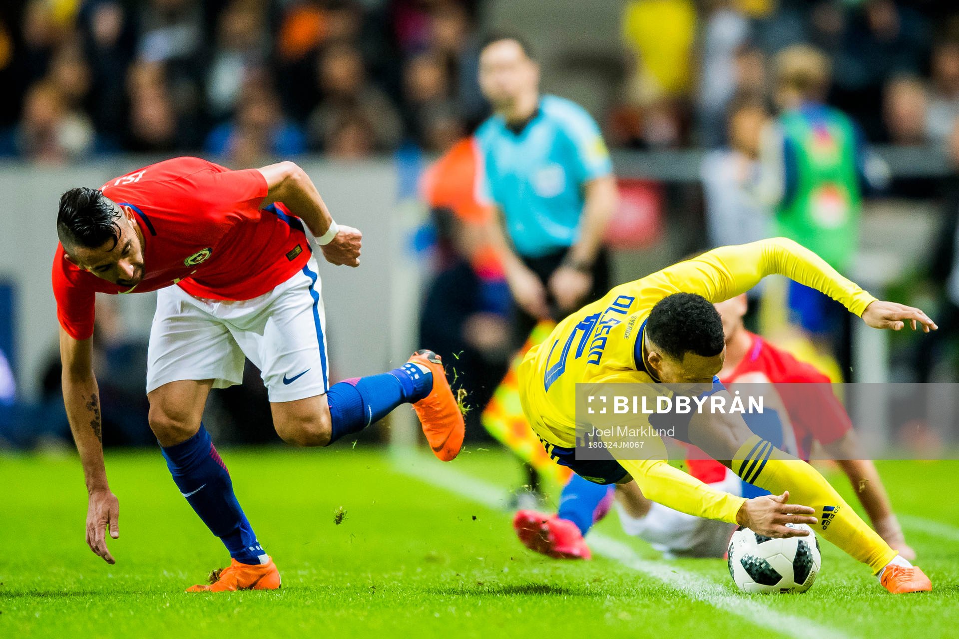 Chiles Mauricio Isla och Sveriges Martin Olsson