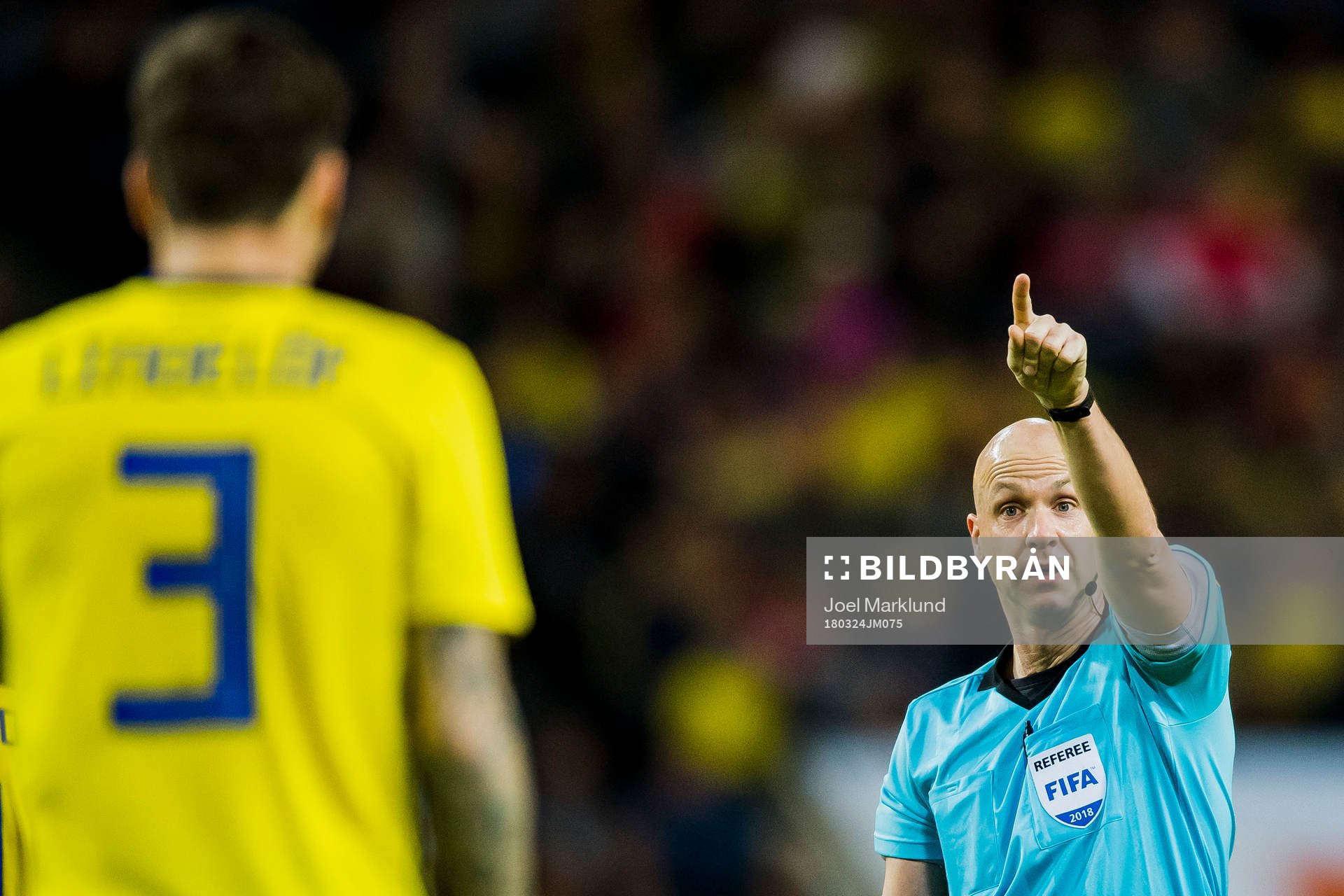 Sveriges Victor Nilsson Lindelöf och domare Anthony Taylor