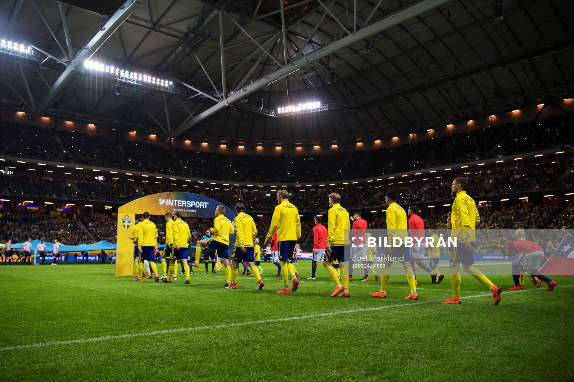 Spelarna gör entré till träningslandskampen i fotboll