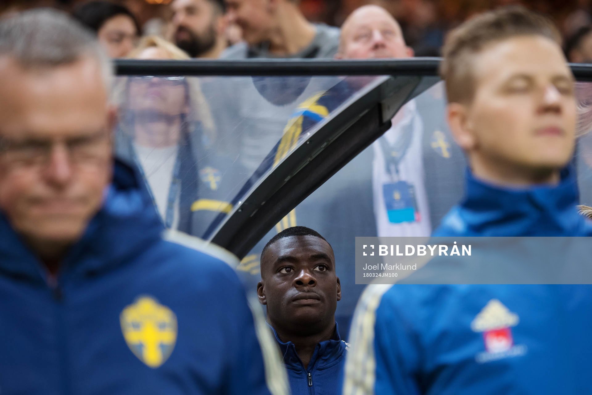 Sveriges Ken Sema på bänken