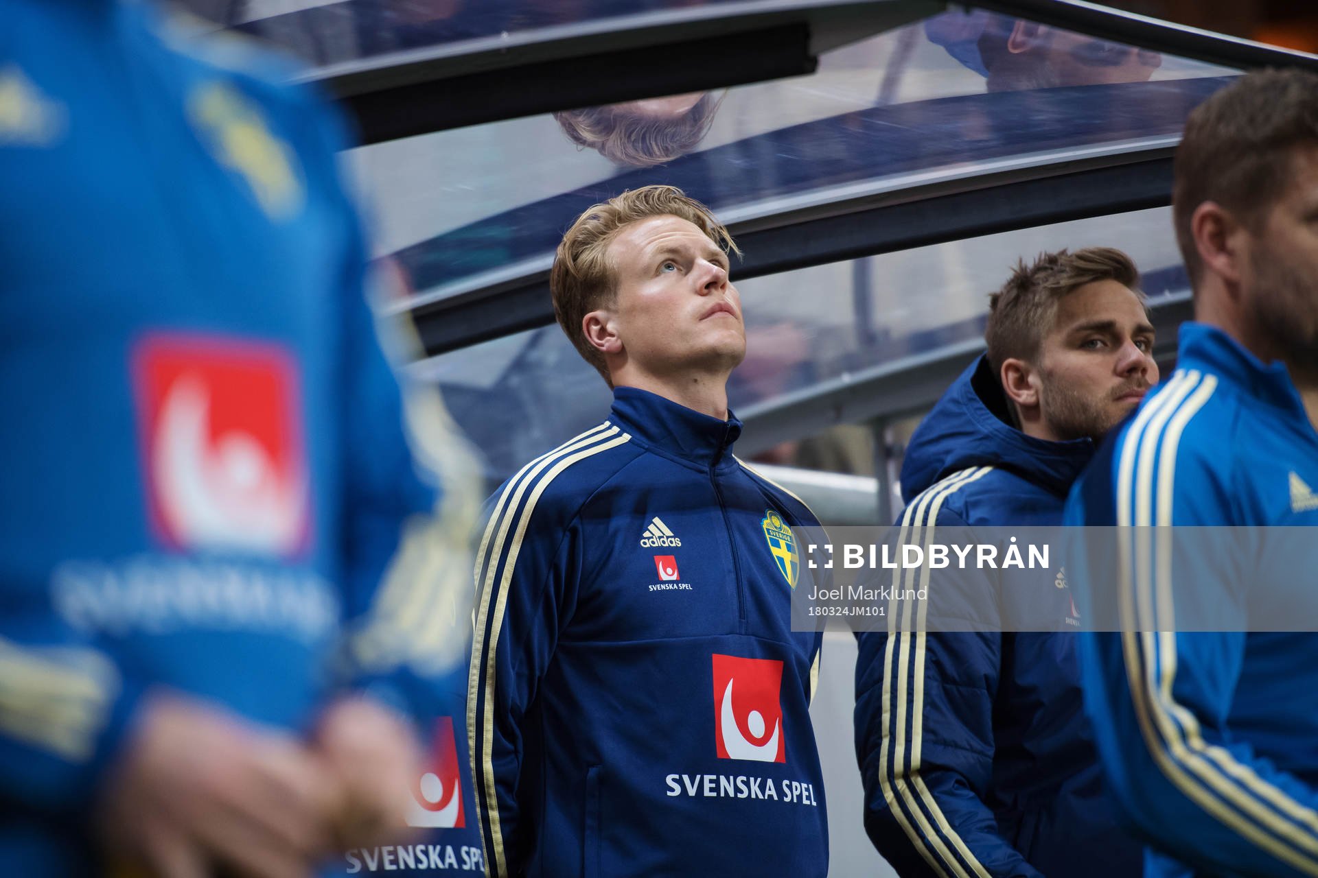 Sveriges Oscar Hiljemark och Christoffer Nyman på bänken