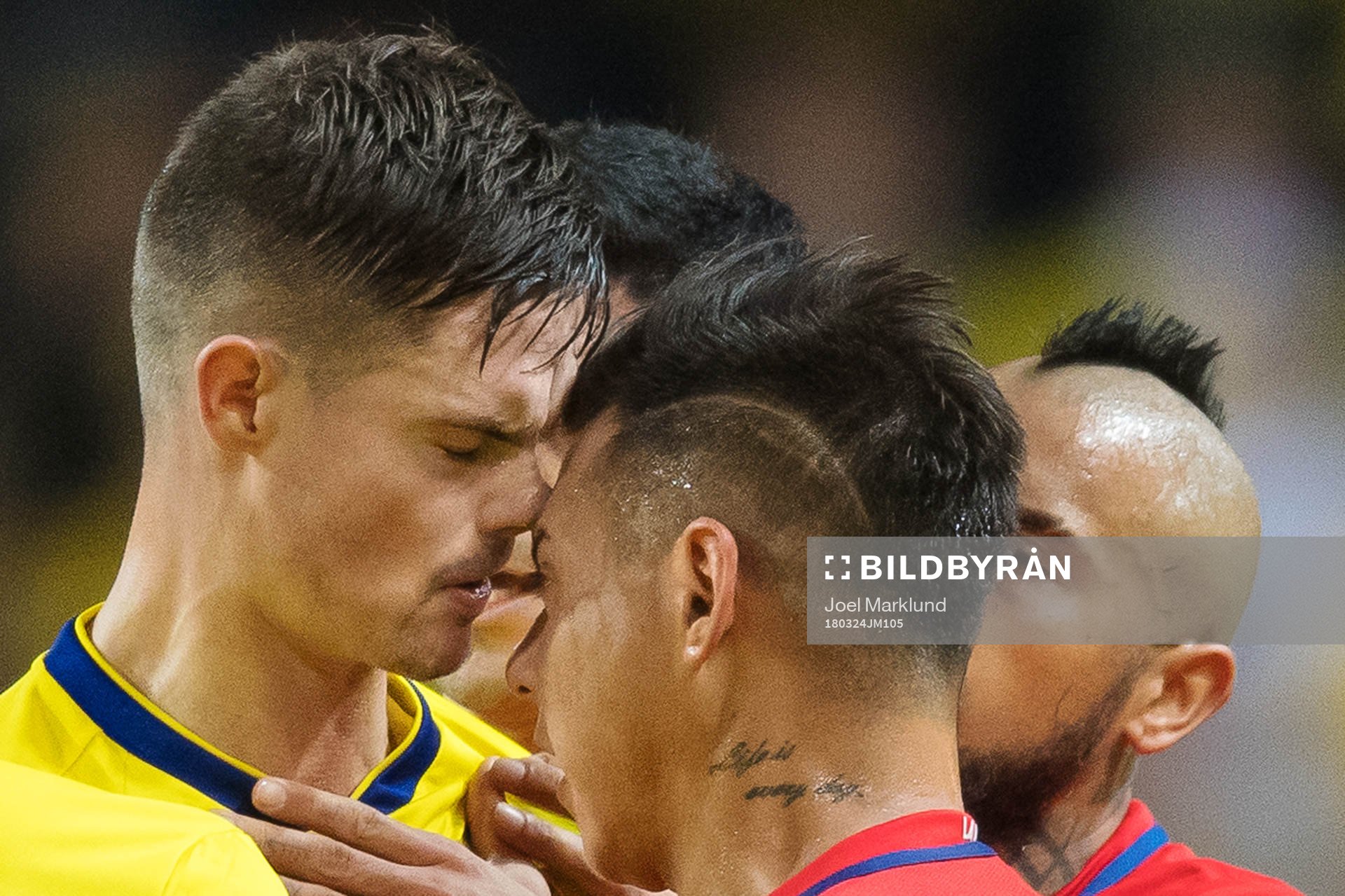Sveriges Mikael Lustig och Chiles Eduardo Vargas i ett bråk