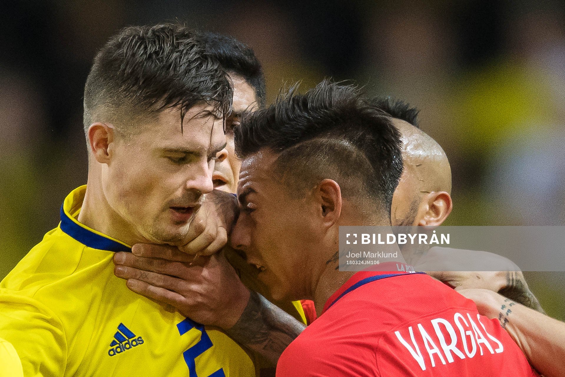 Sveriges Mikael Lustig och Chiles Eduardo Vargas i ett bråk