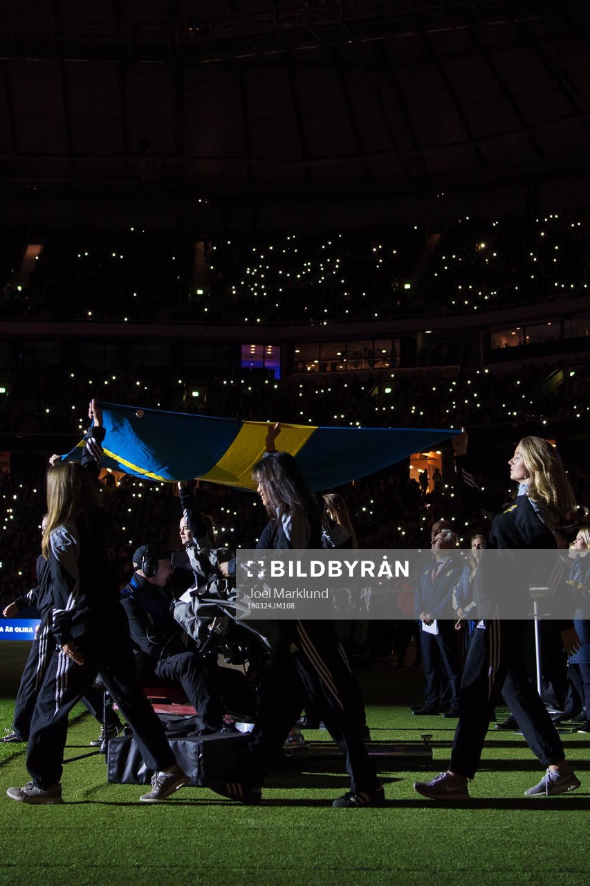 Sveriges flagga bärs in