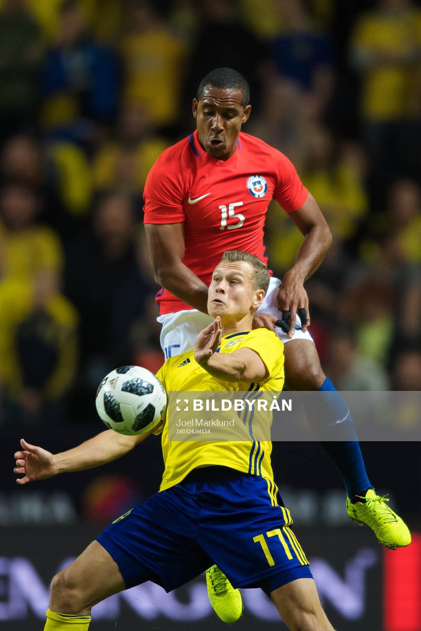 Sveriges Viktor Claesson och Chiles Jean Beausejour