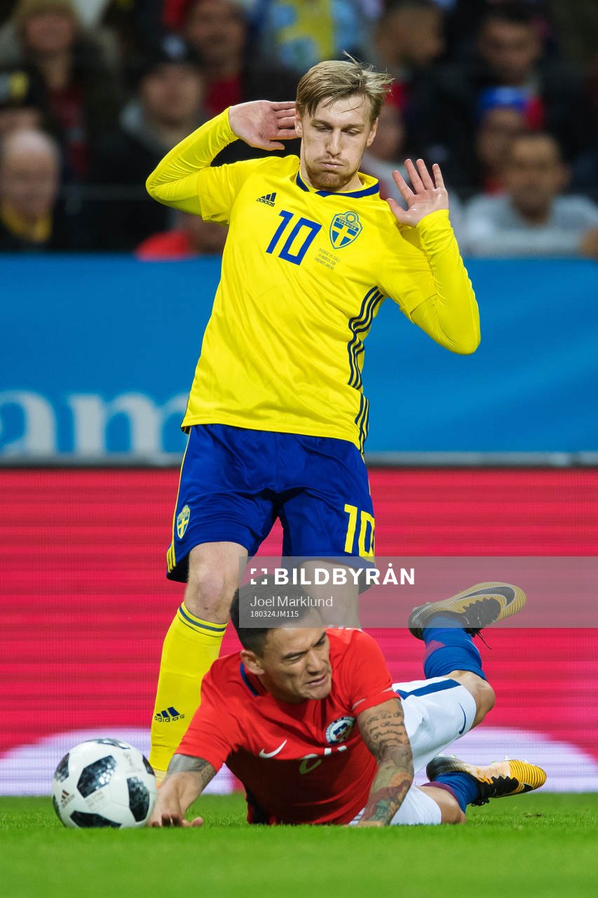Sveriges Emil Forsberg och Chiles Charles Aranguiz