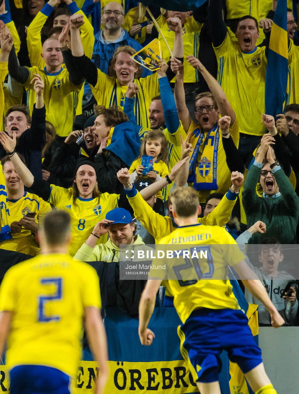 Sveriges Ola Toivonen jublar framför svenska fans