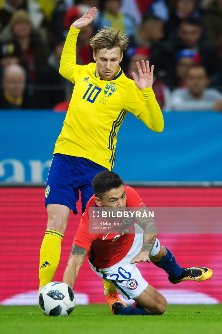 Sveriges Emil Forsberg och Chiles Charles Aranguiz