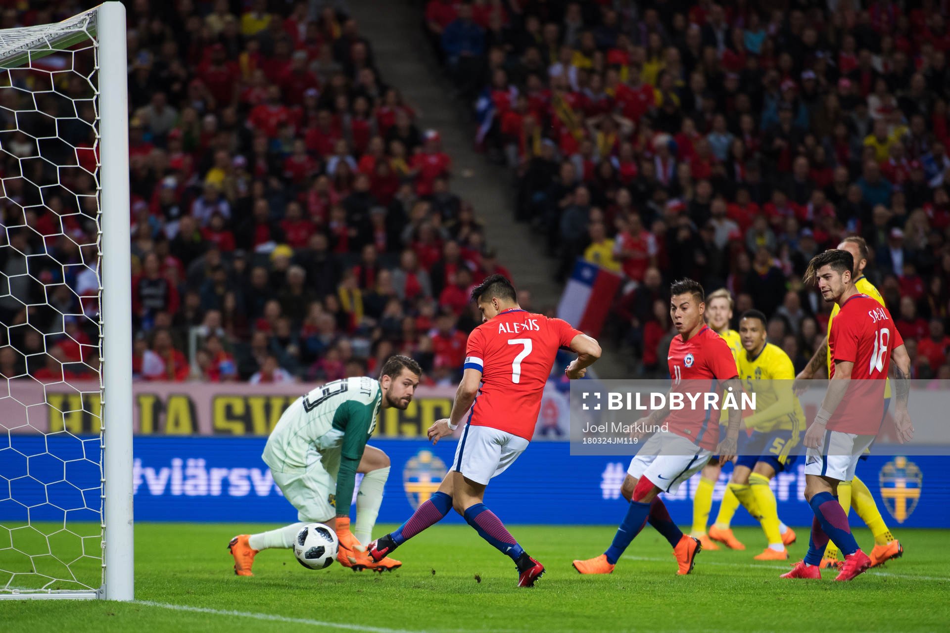 Chiles Alexis Sanchez gör ett mål som blir bortdömt