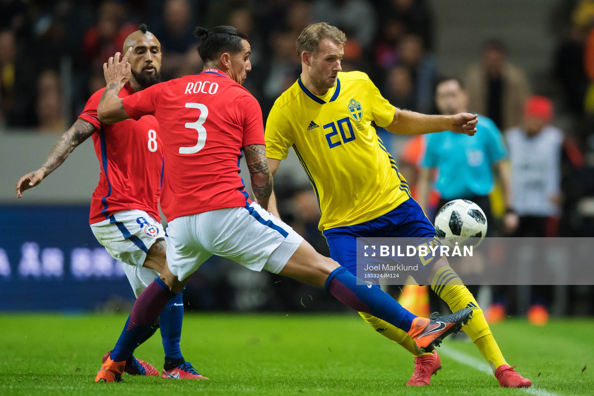 Chiles Arturo Vidal och Enzo Roco utmanas av Sveriges Ola