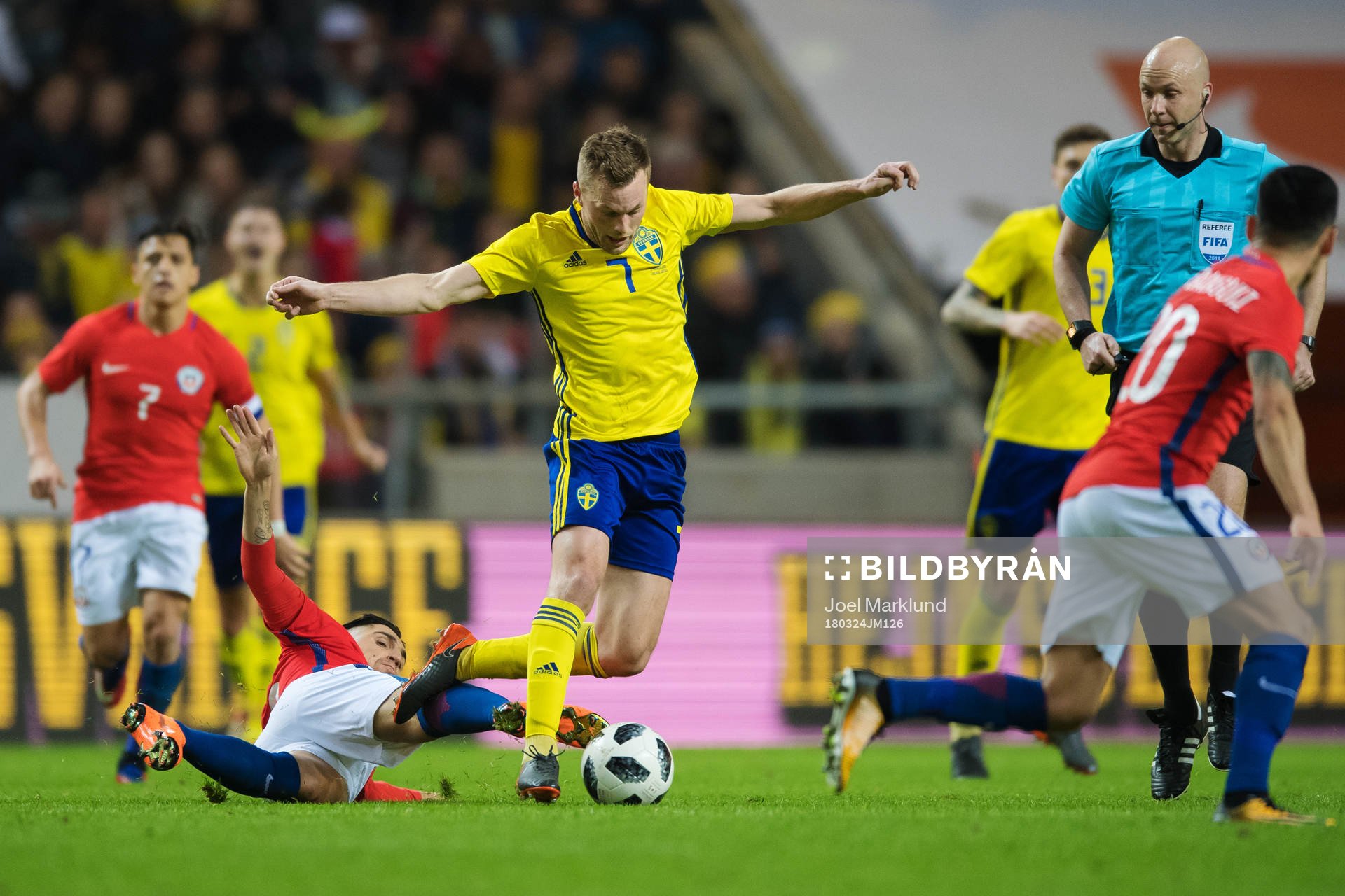 Chiles Diego Valdés och Sveriges Sebastian Larsson